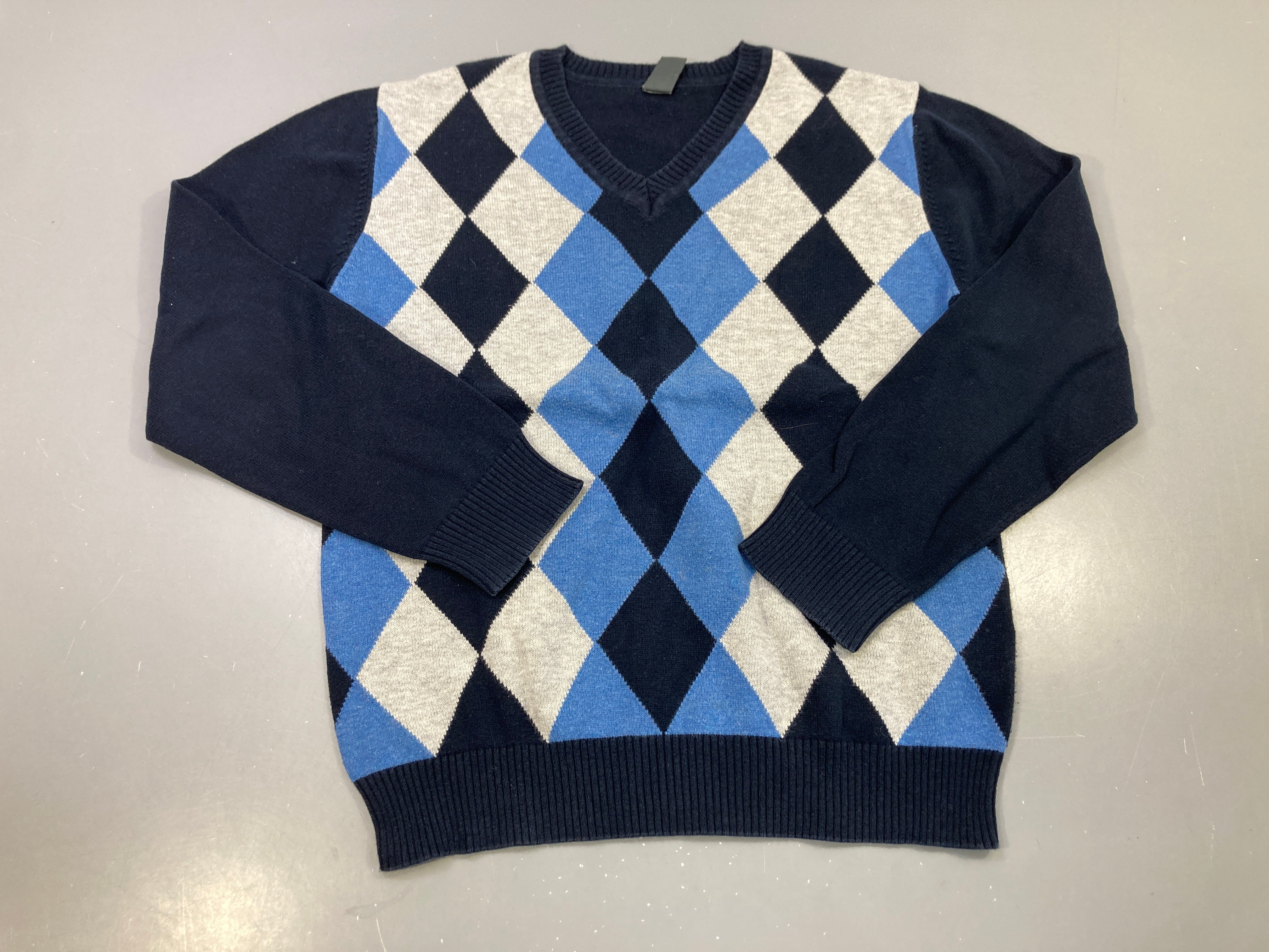 Pull bleu marine à losanges bleu et gris, col V Légèrement bouloché
