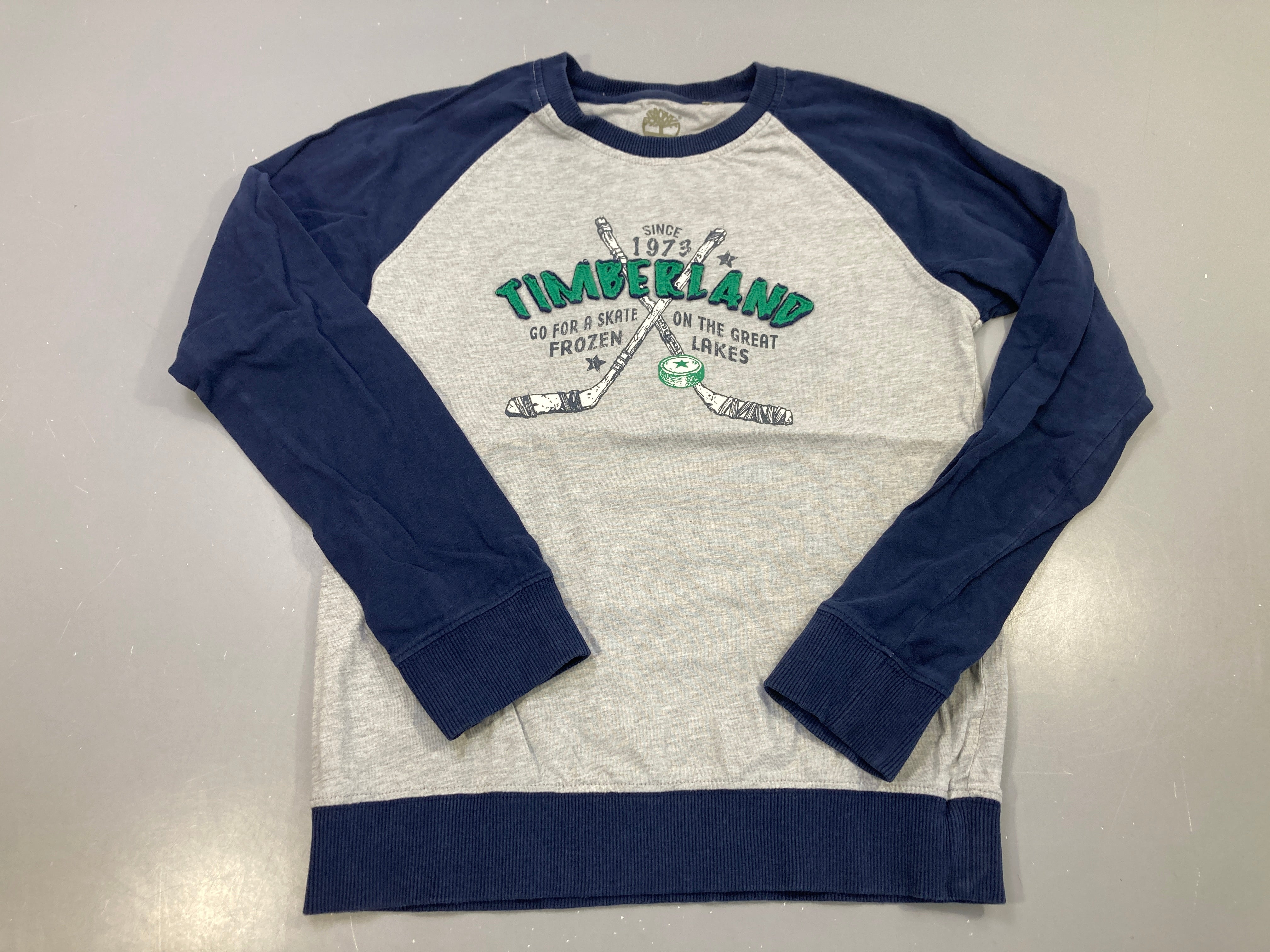 T-shirt m.l gris chiné, manches raglan bleu marine,hockey