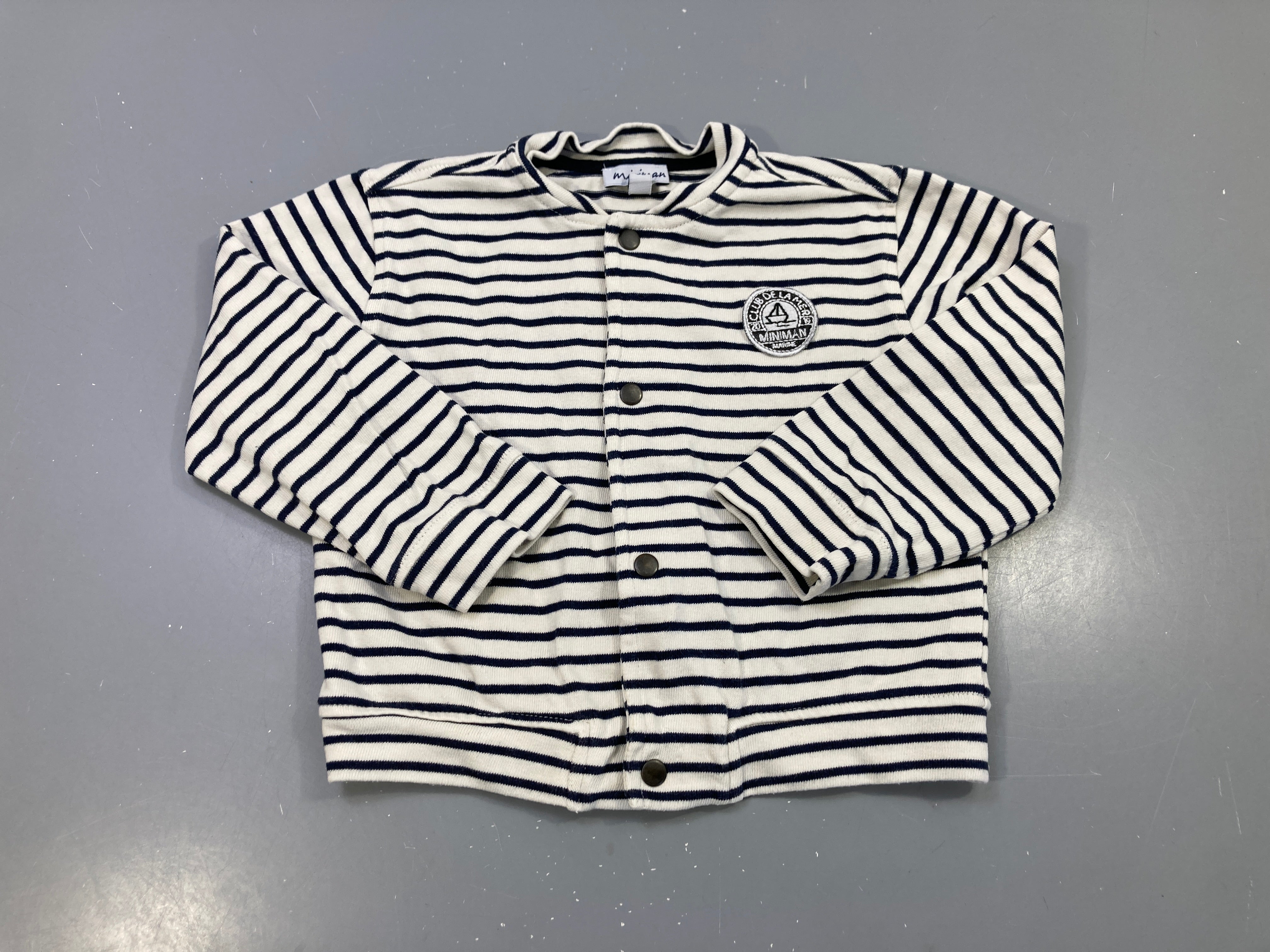 Gilet molleton blanc rayé bleu marine, pressions, écusson bateau