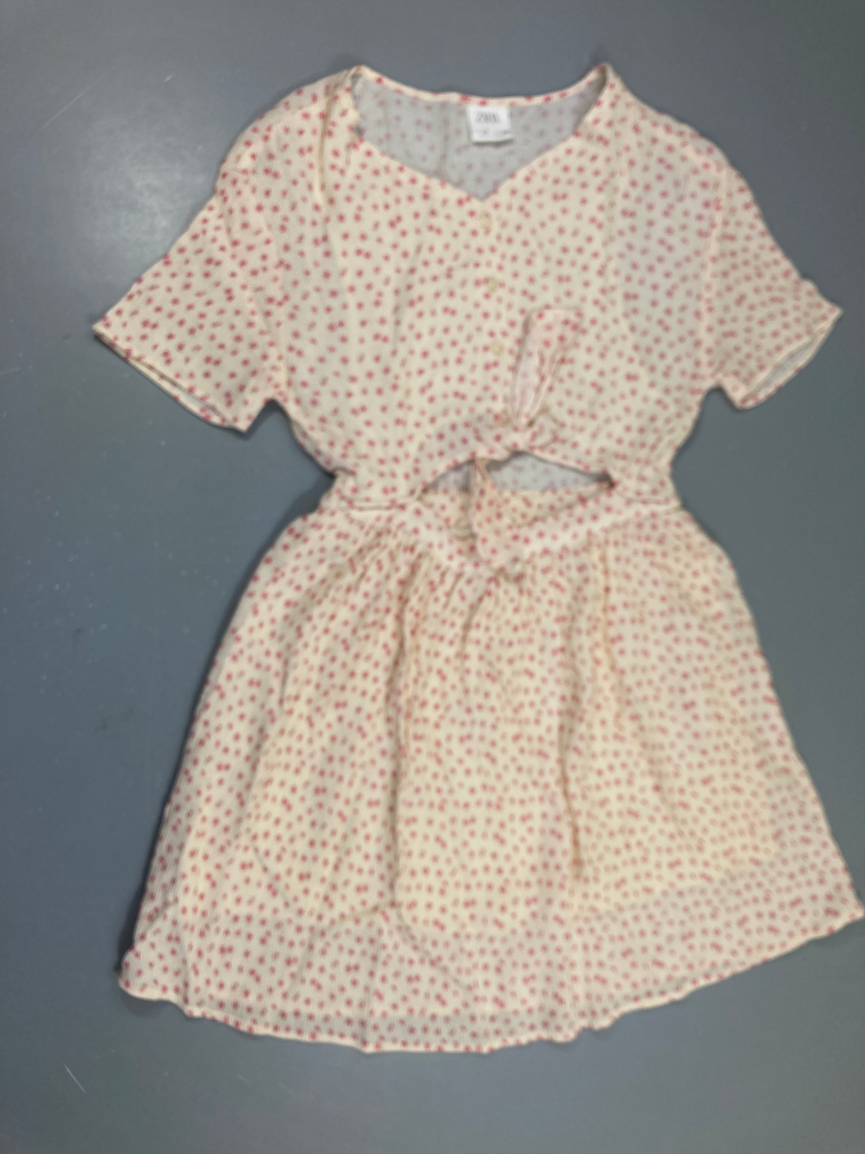 Robe m.c écru fleurie boutons, ouverture sur le devant