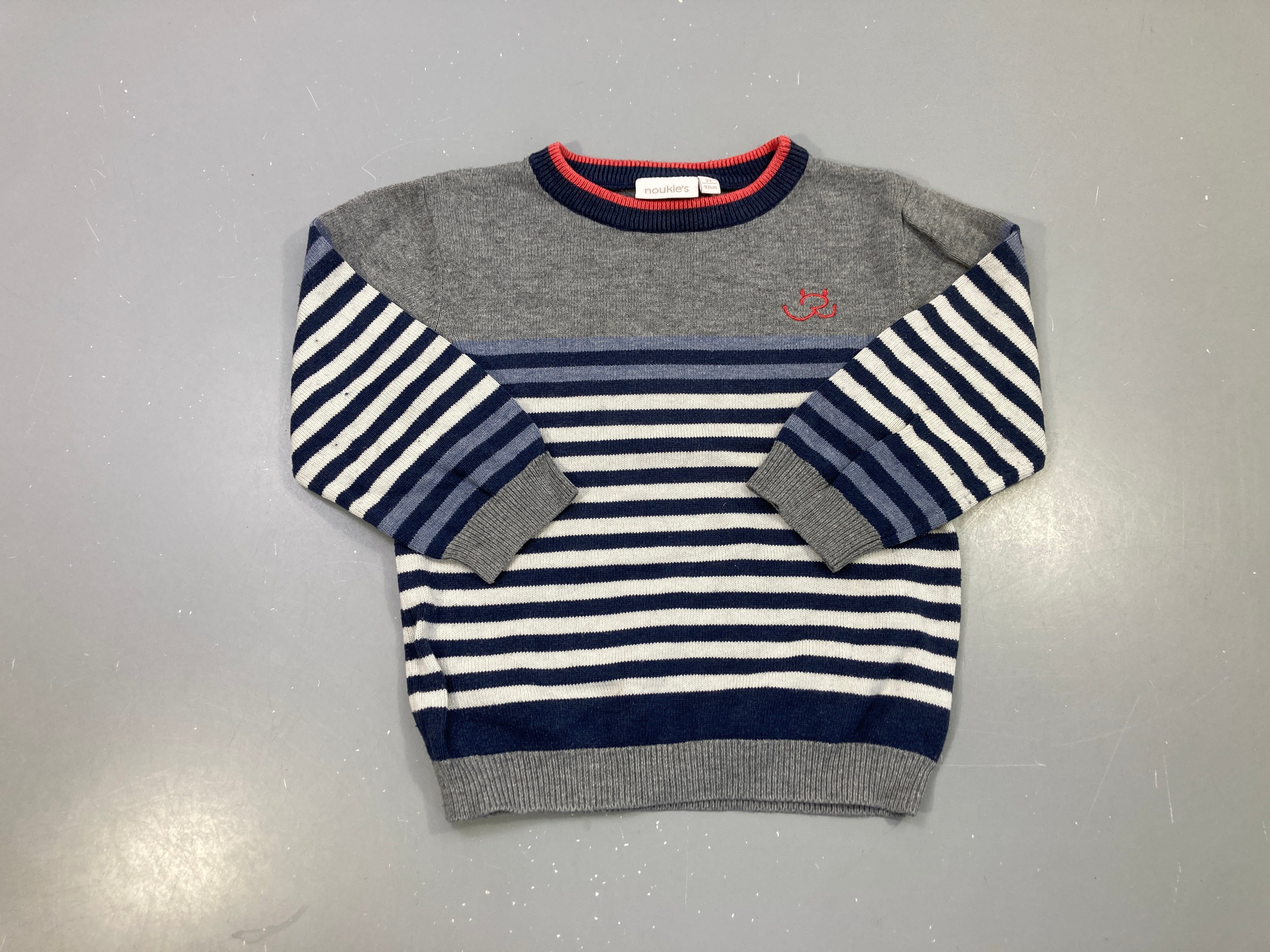Pull gris rayé bleu marine et blanc, col rouge, maille, 5% cachemire