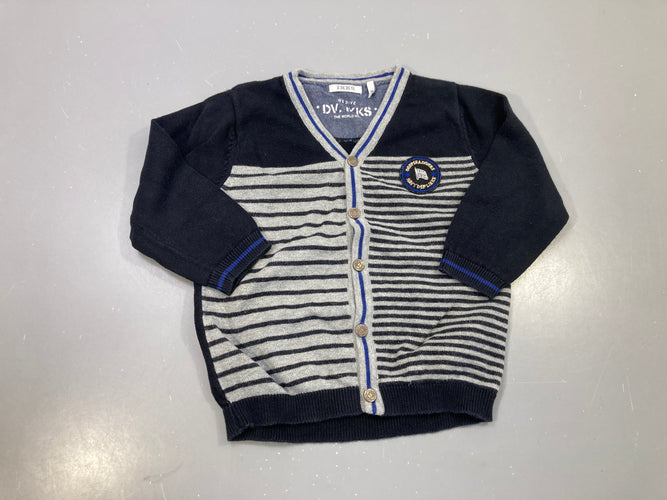 Gilet bleu marine rayé gris, boutons, écusson, moins cher chez Petit Kiwi