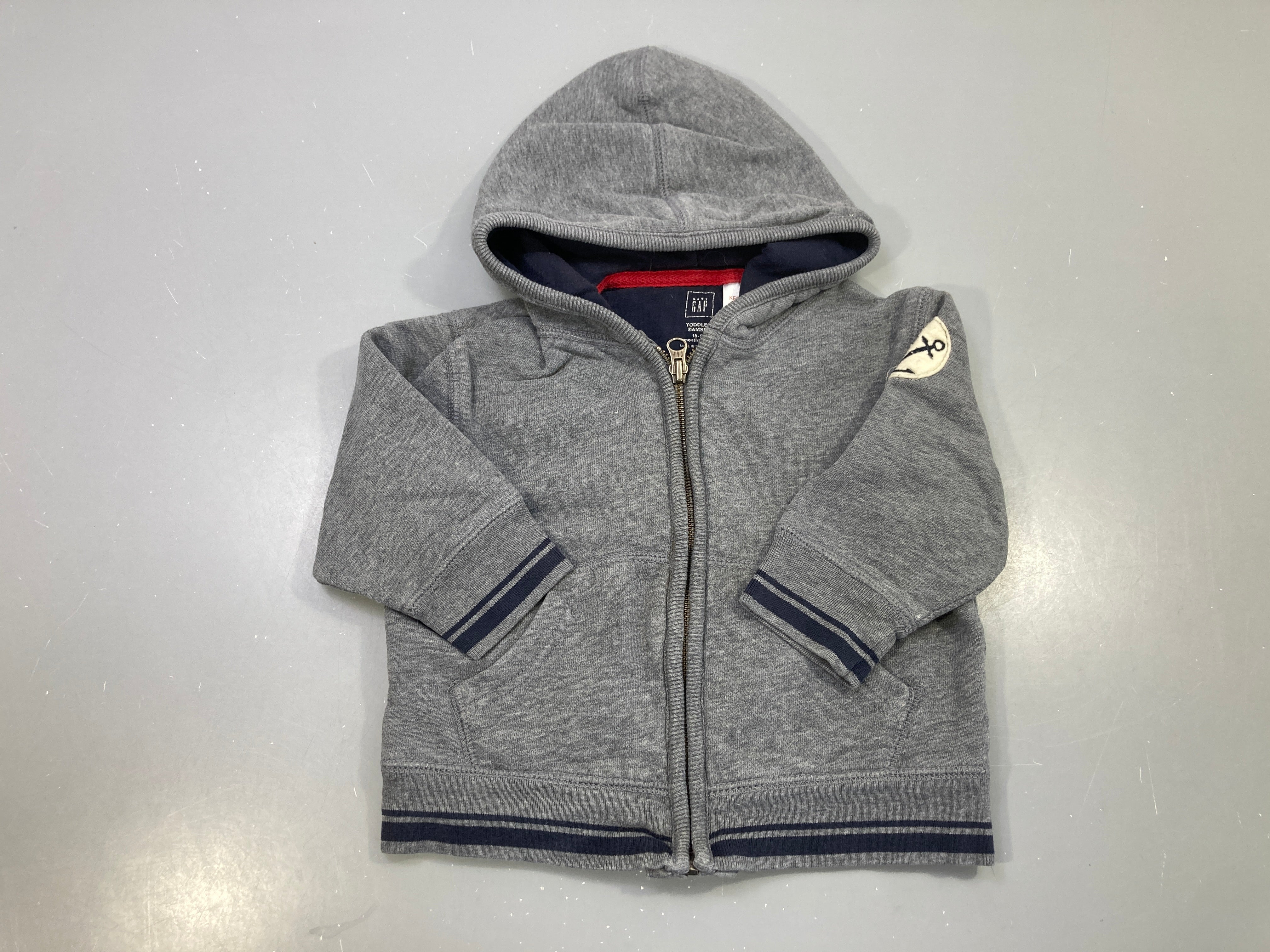 Sweat capuche gris chiné zippé, ancre sur la manche