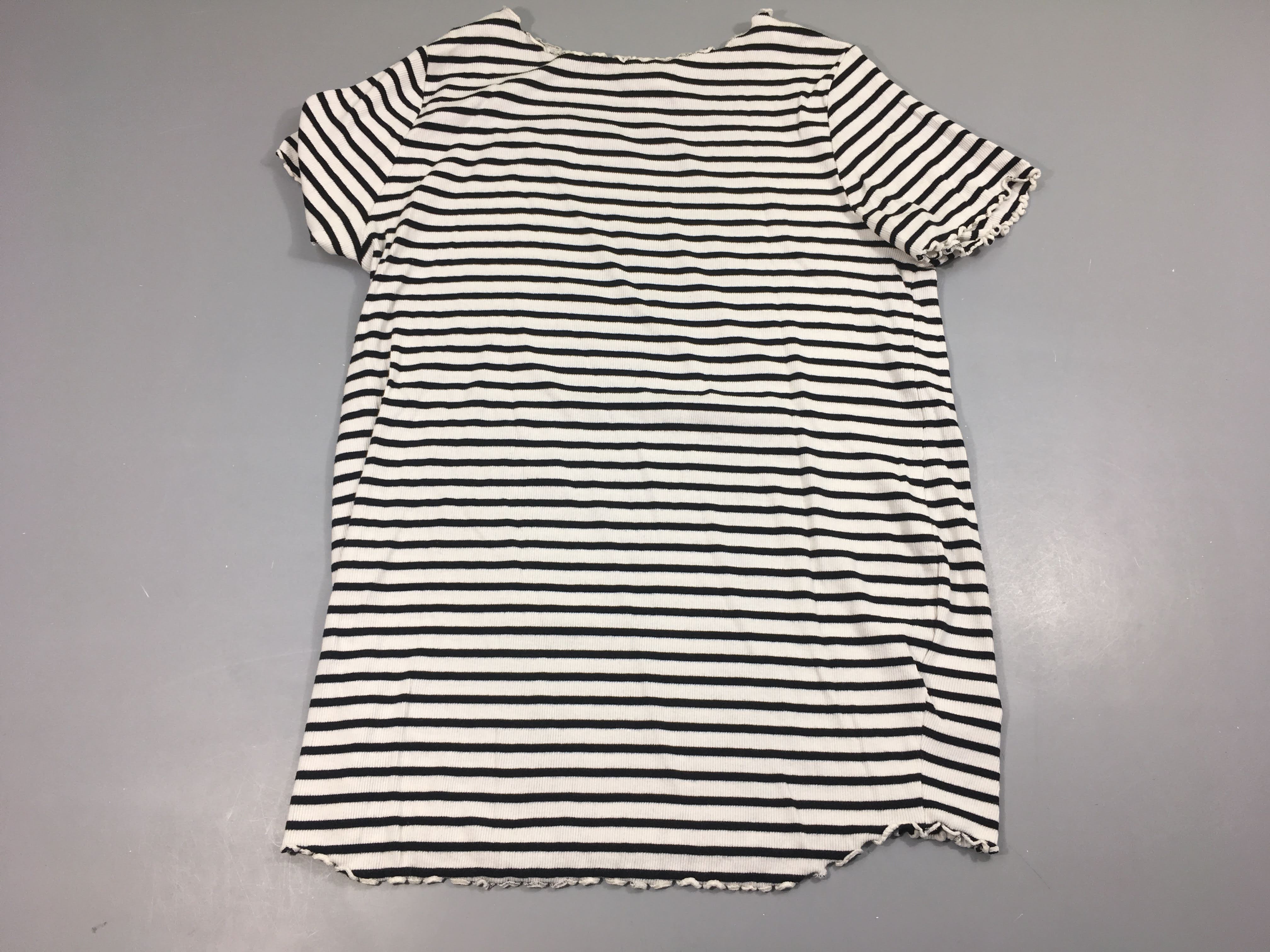 T-shirt m.c côtelé écru rayé noir froufrou bords