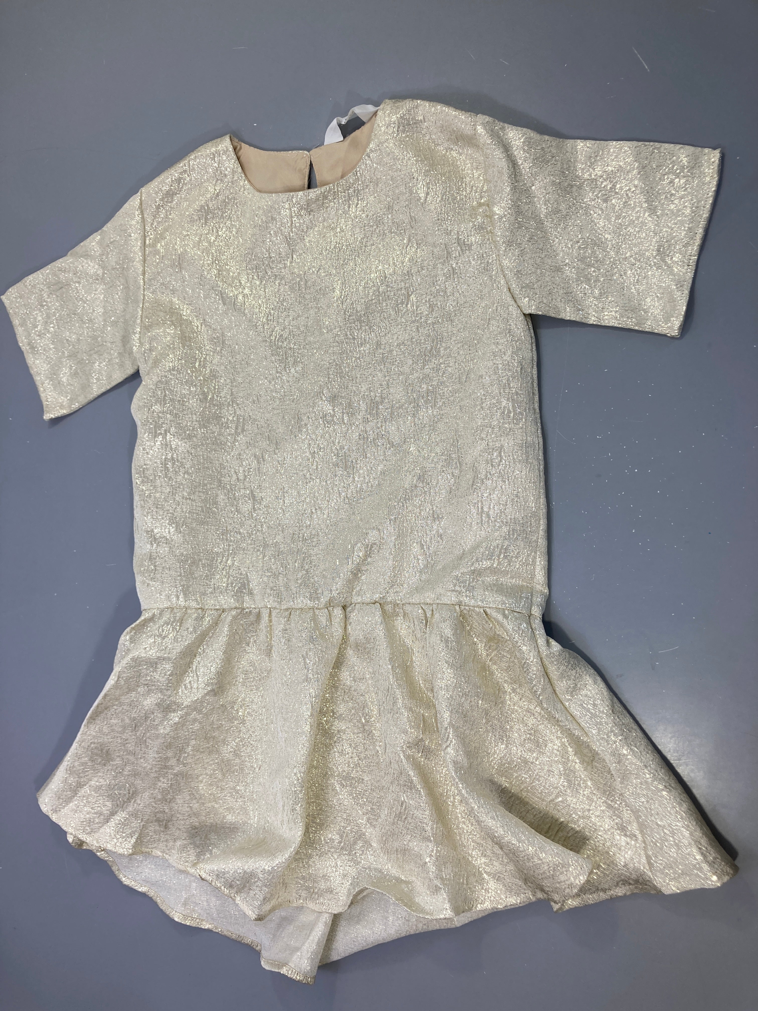 Robe m.c dorée lamée, jupe volantée