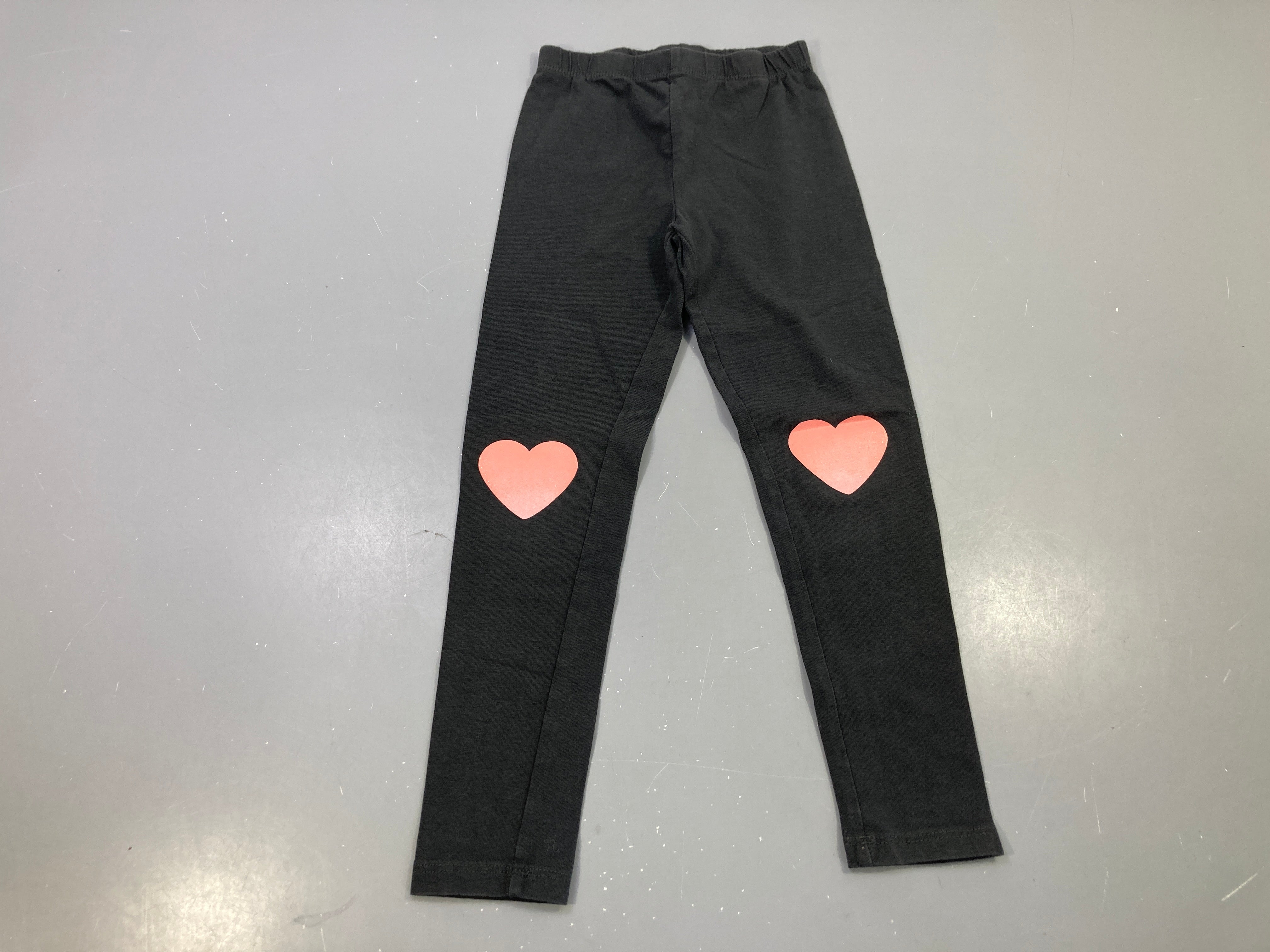 Legging noir, cœurs roses aux genoux