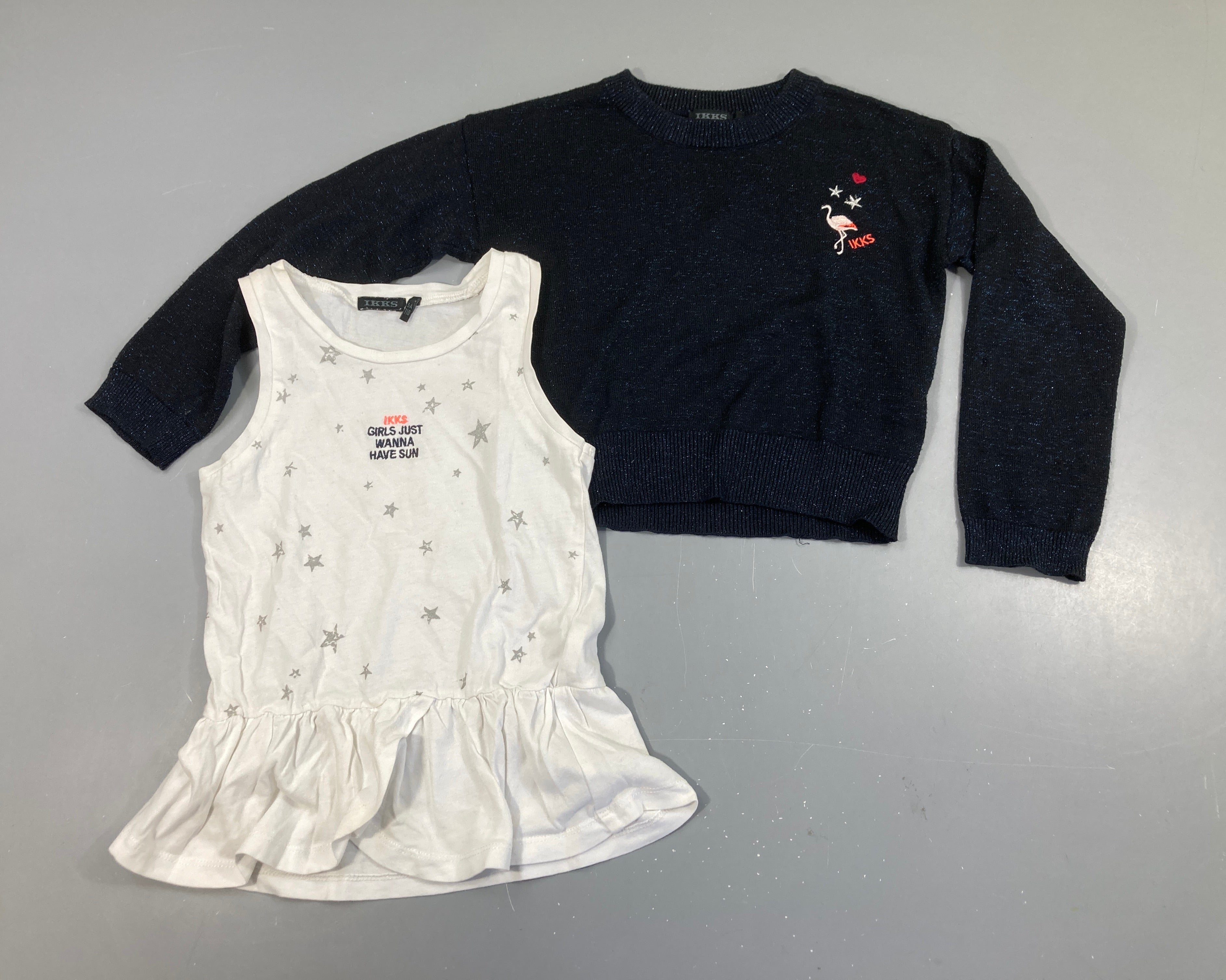 Pull bleu marine irisé flamant rose + Débardeur blanc étoiles (boulochée)