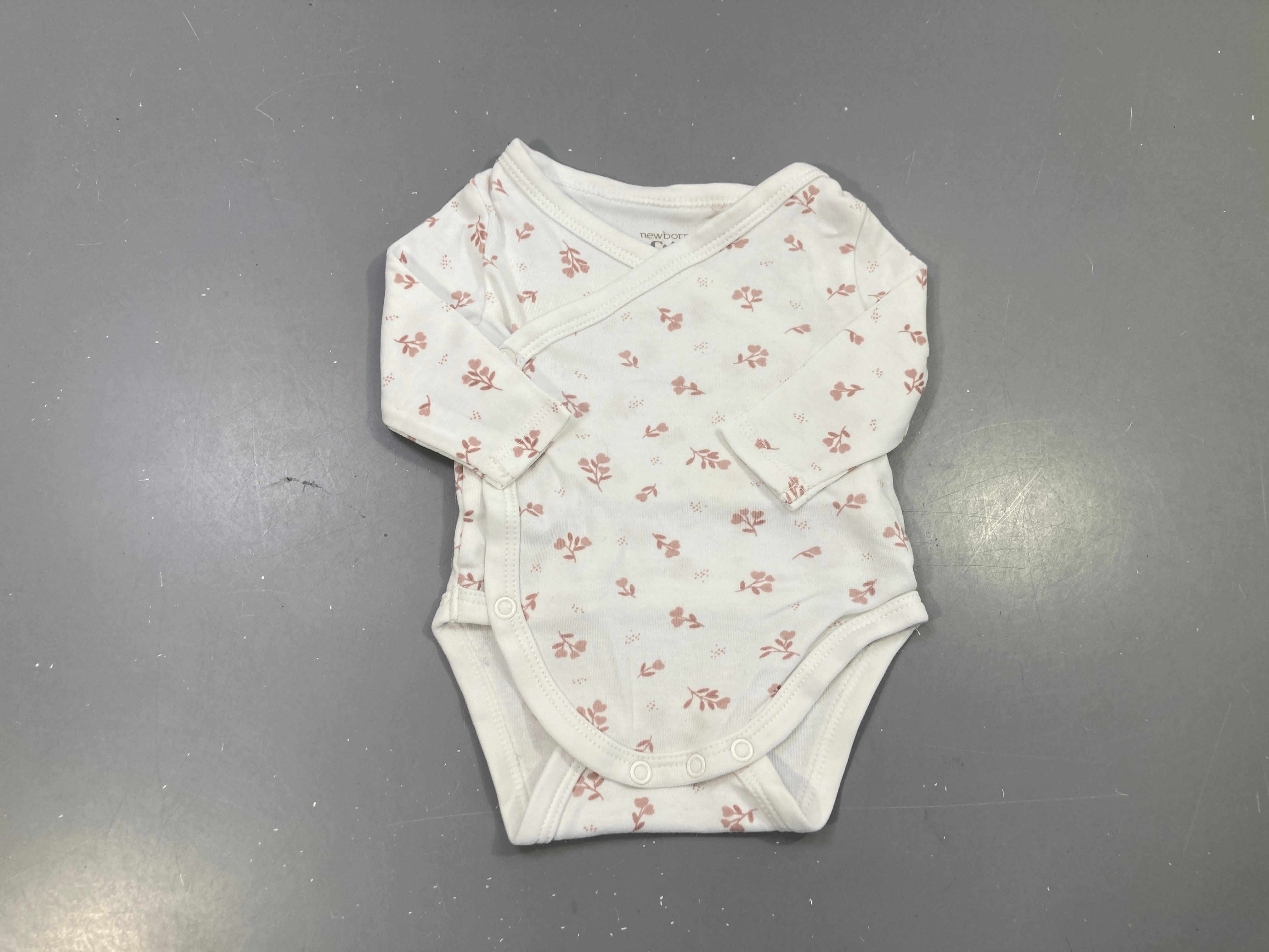 Body m.l blanc croisé, feuillages vieux rose