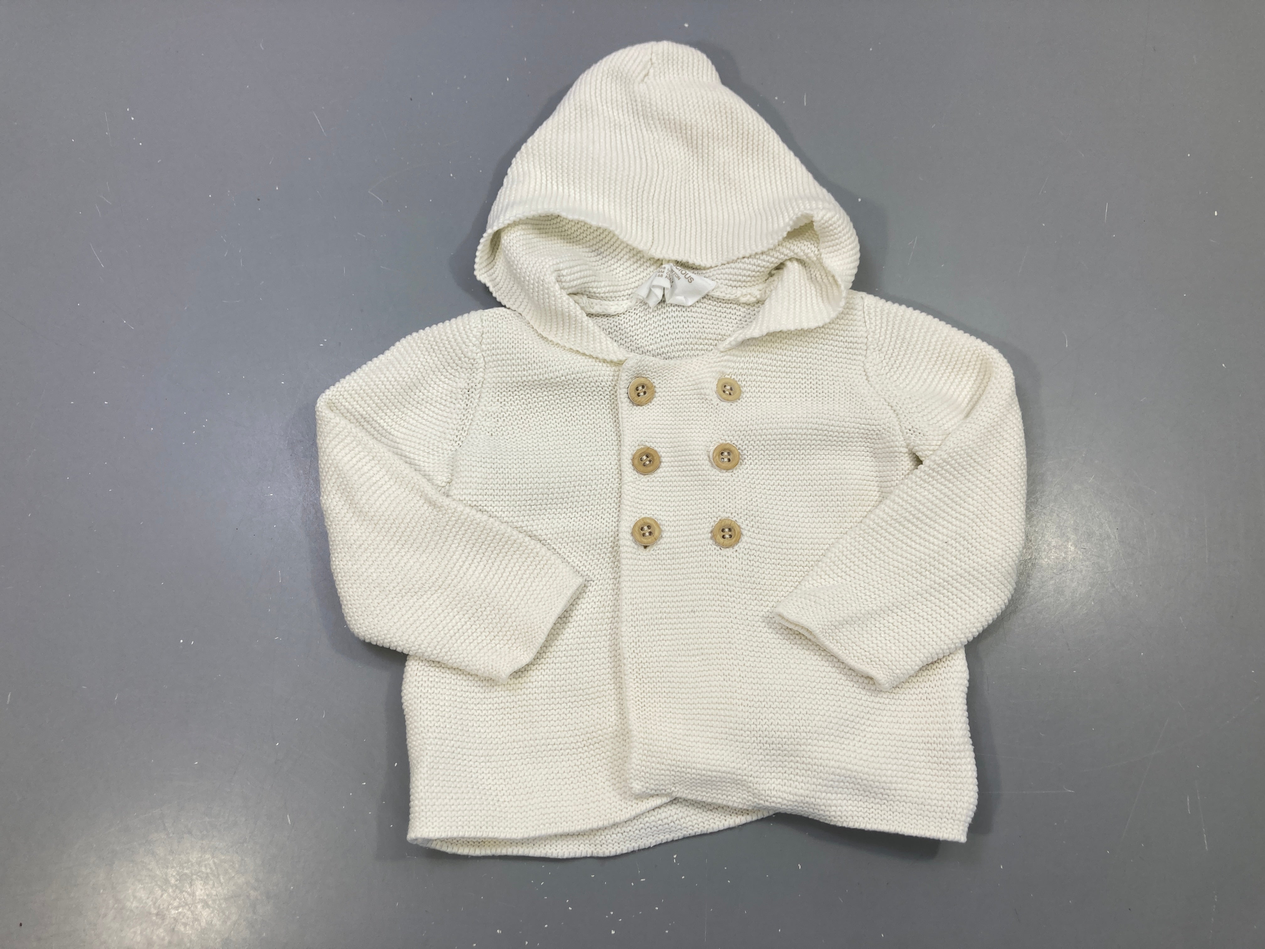 Gilet blanc maille capuche, double boutonnage boutons bois