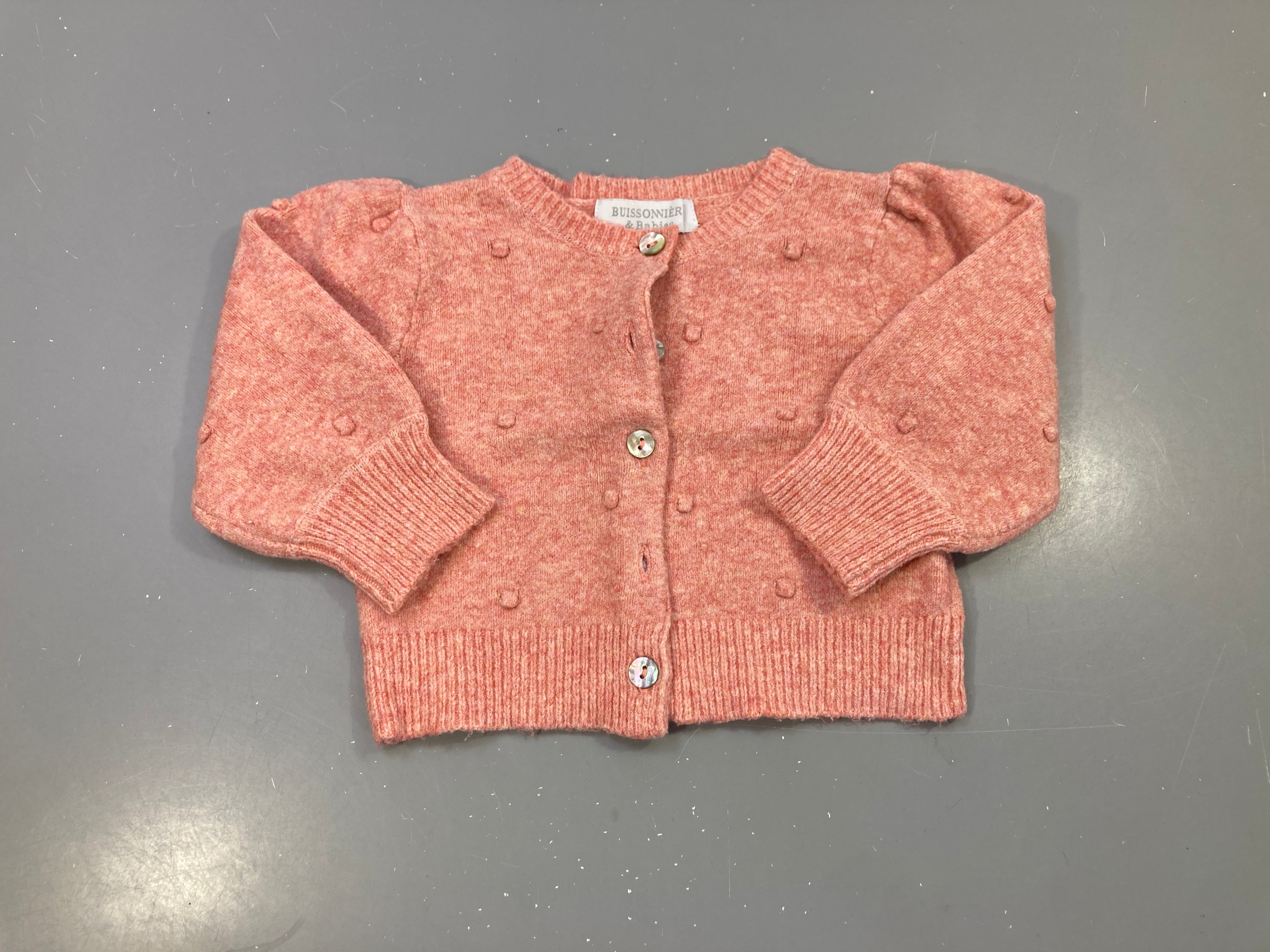 Gilet rose chiné maille pois en relief, manches bouffantes, boutons nà carreauxés