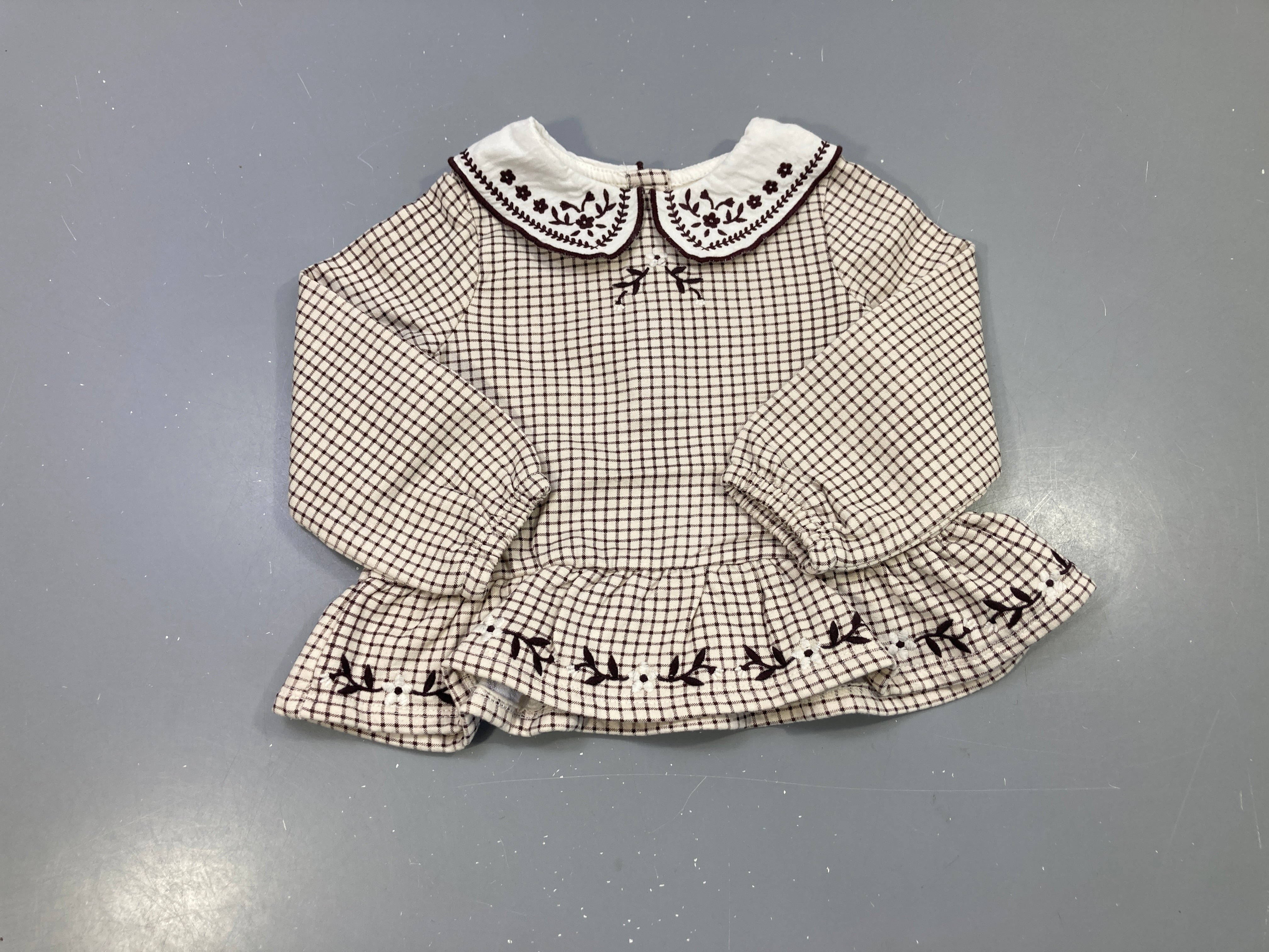 Pull m.l écru carreaux marron, col claudine brodé, basque volantée