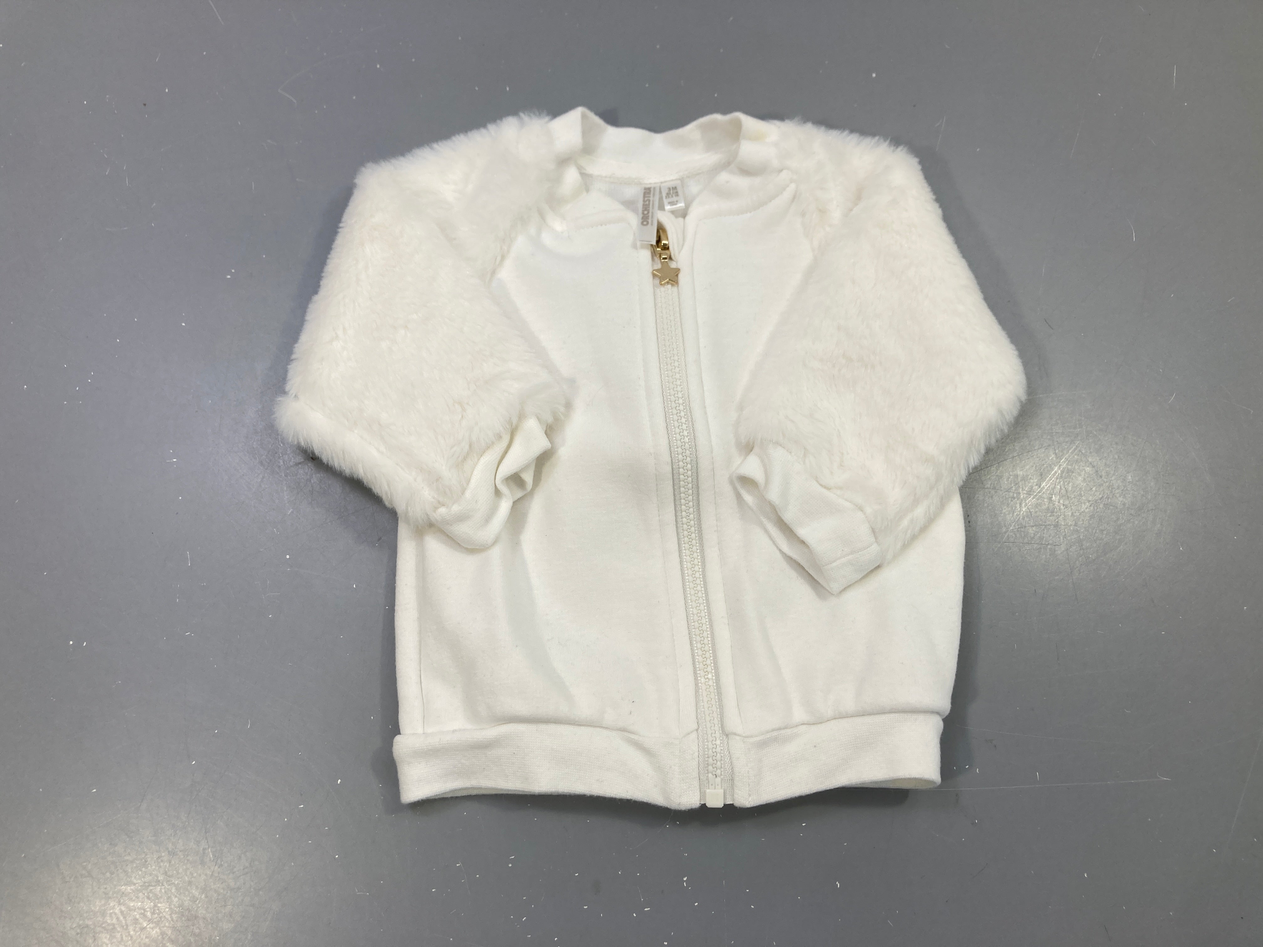 Sweat zippé blanc, manches fausse fourrure, tirette étoile