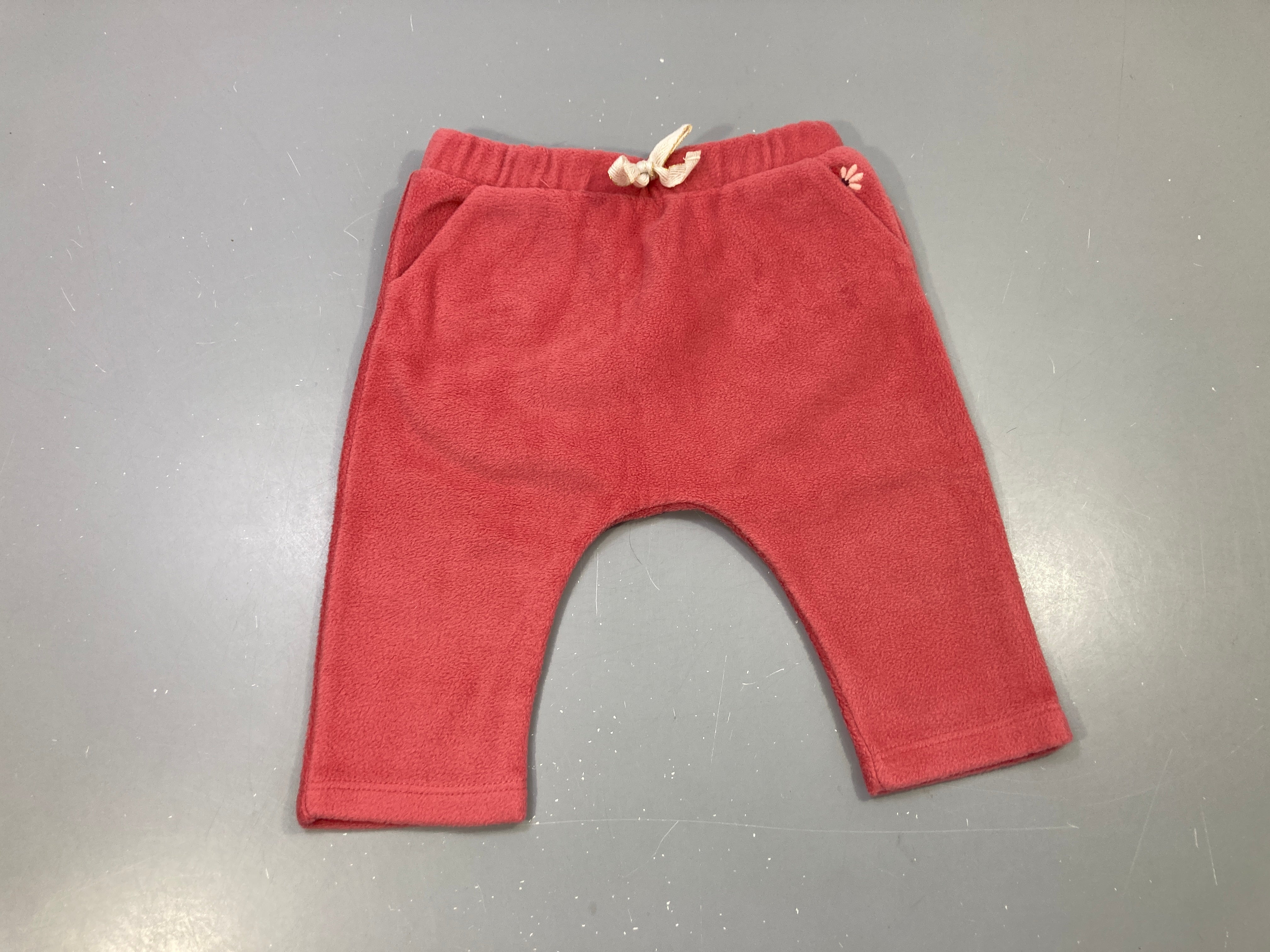Pantalon polaire vieux rose, poches, fleur brodée à l'arrière