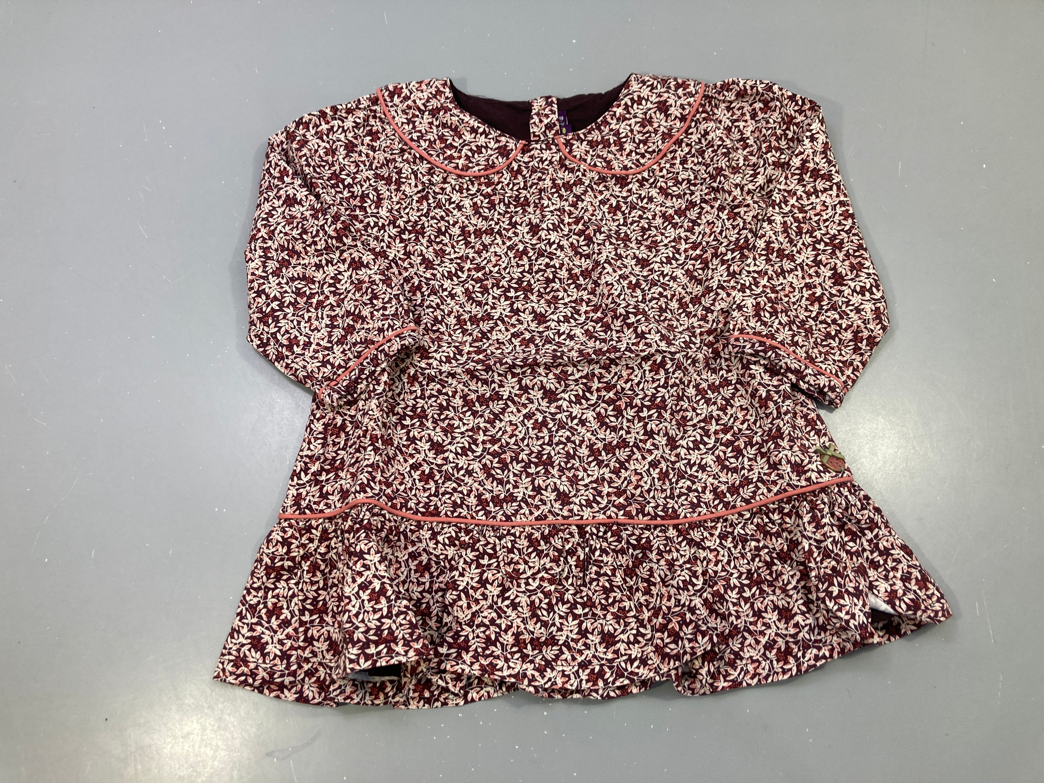 Robe m.l bordeaux feuillage, col claudine, passepoil rose, volant