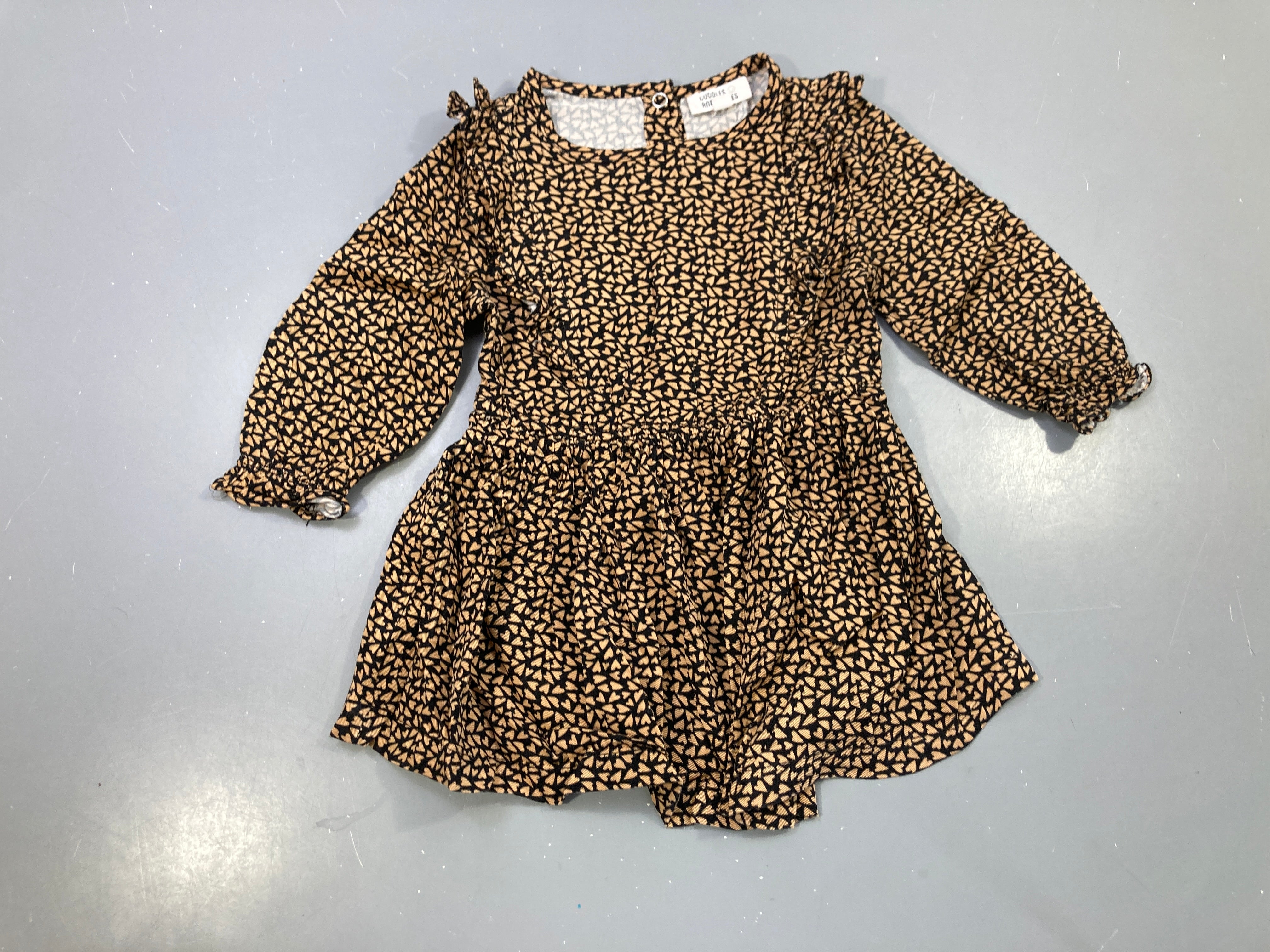 Robe m.l noire coeurs camel, poignets froncés