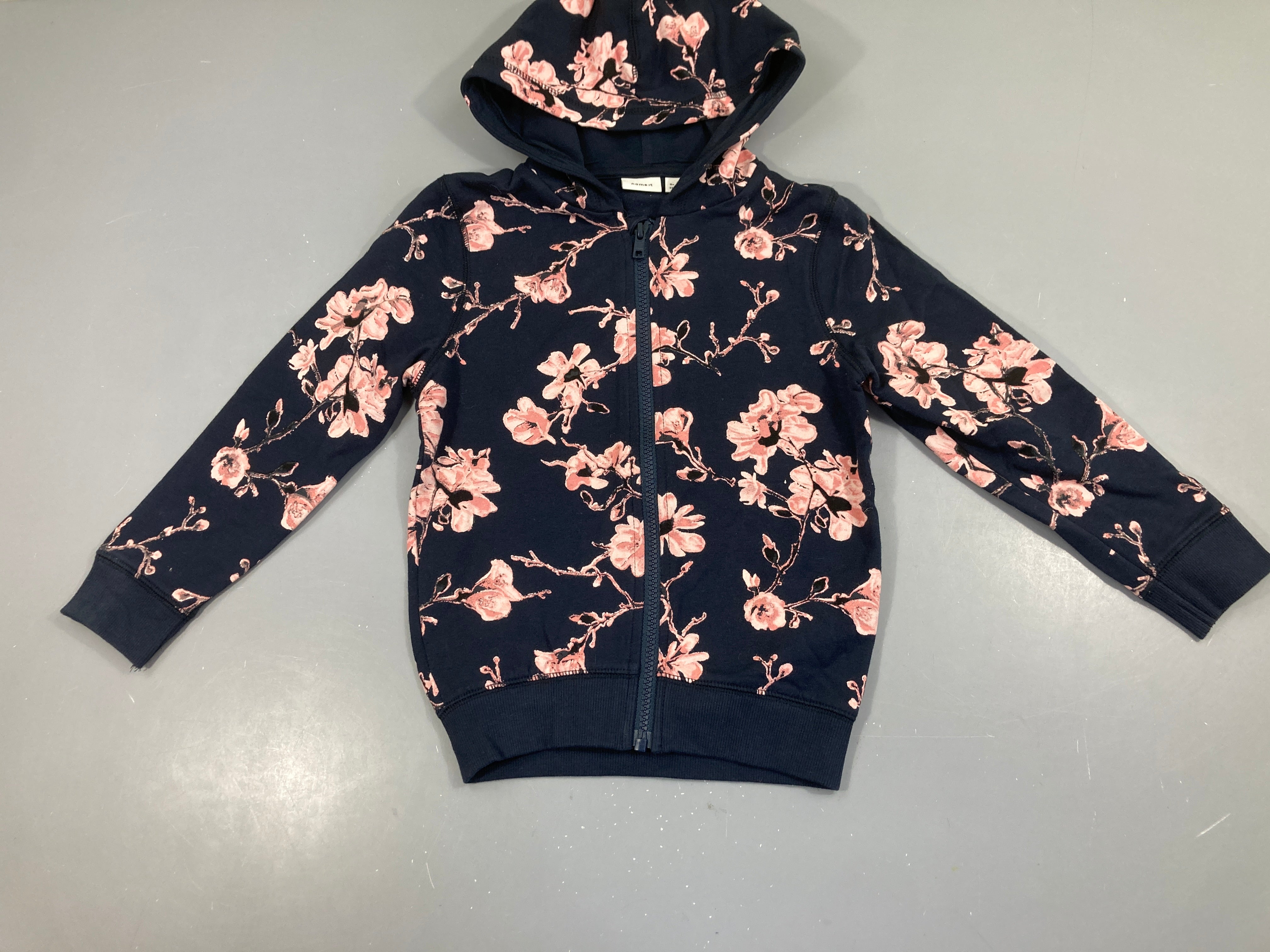 Sweat zippéà capuche bleu marine fleurs roses