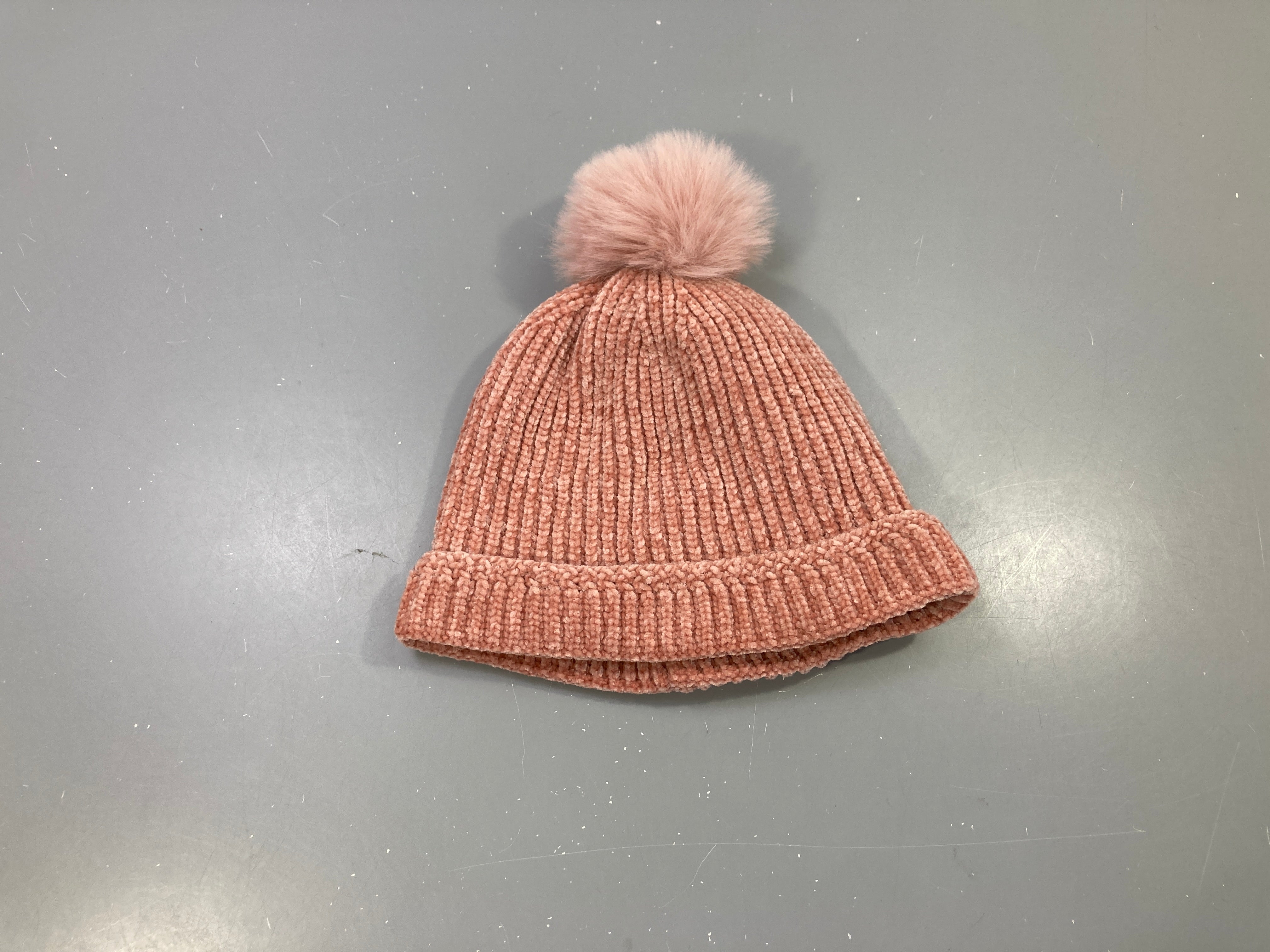 Bonnet vieux rose chenille côtelée, pompon fausse fourrure