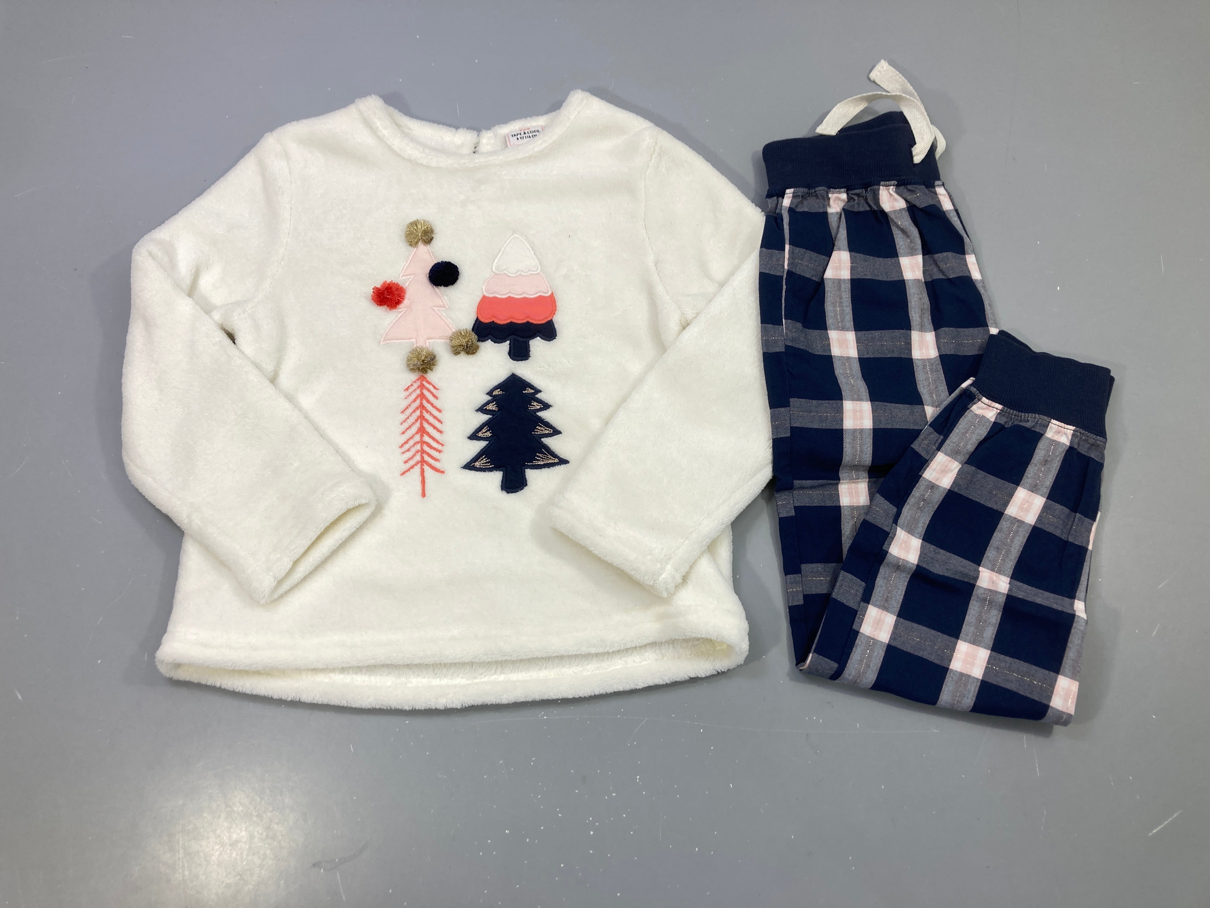 Pyjama 2pcs polaire écru sapins pompons, bas carreaux marine et rose