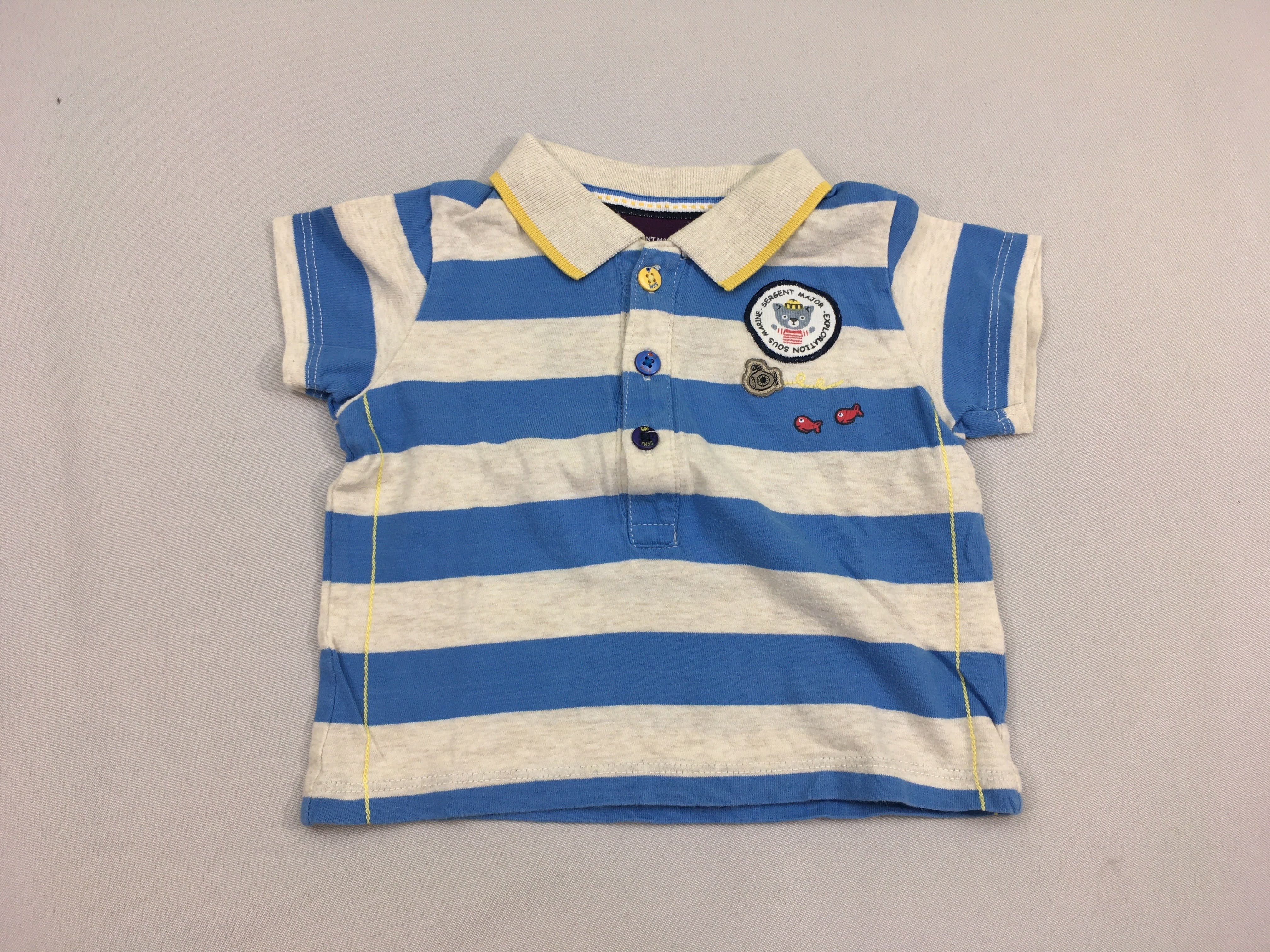 Polo m.c jersey bleu rayé gris écusson, légèrement bouloché