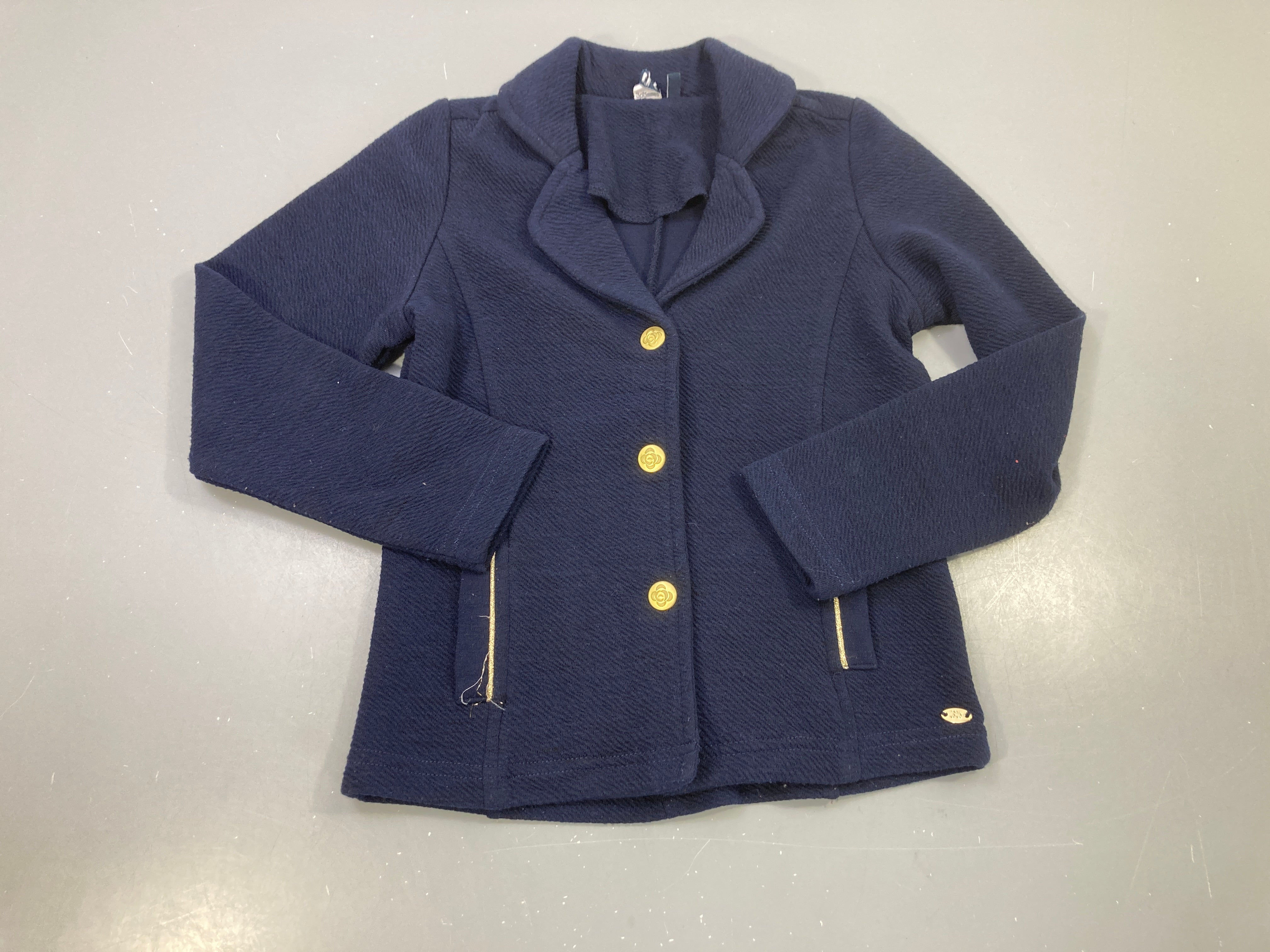 Blazer bleu marine maille texturée, boutons dorés fleurs