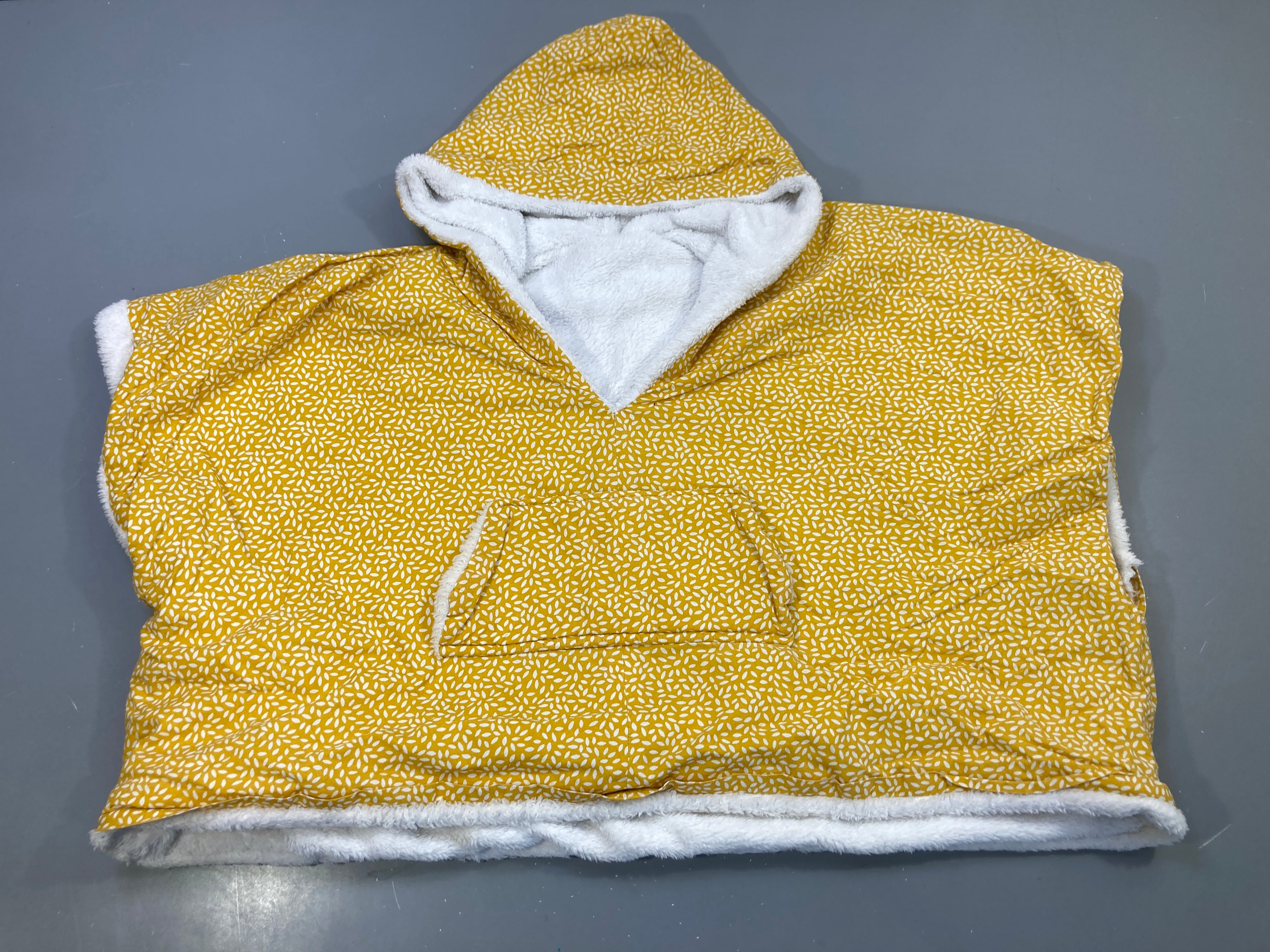 Poncho à capuche moutarde petites feuilles blanches, doublure fausse fourrure, poche kangourou