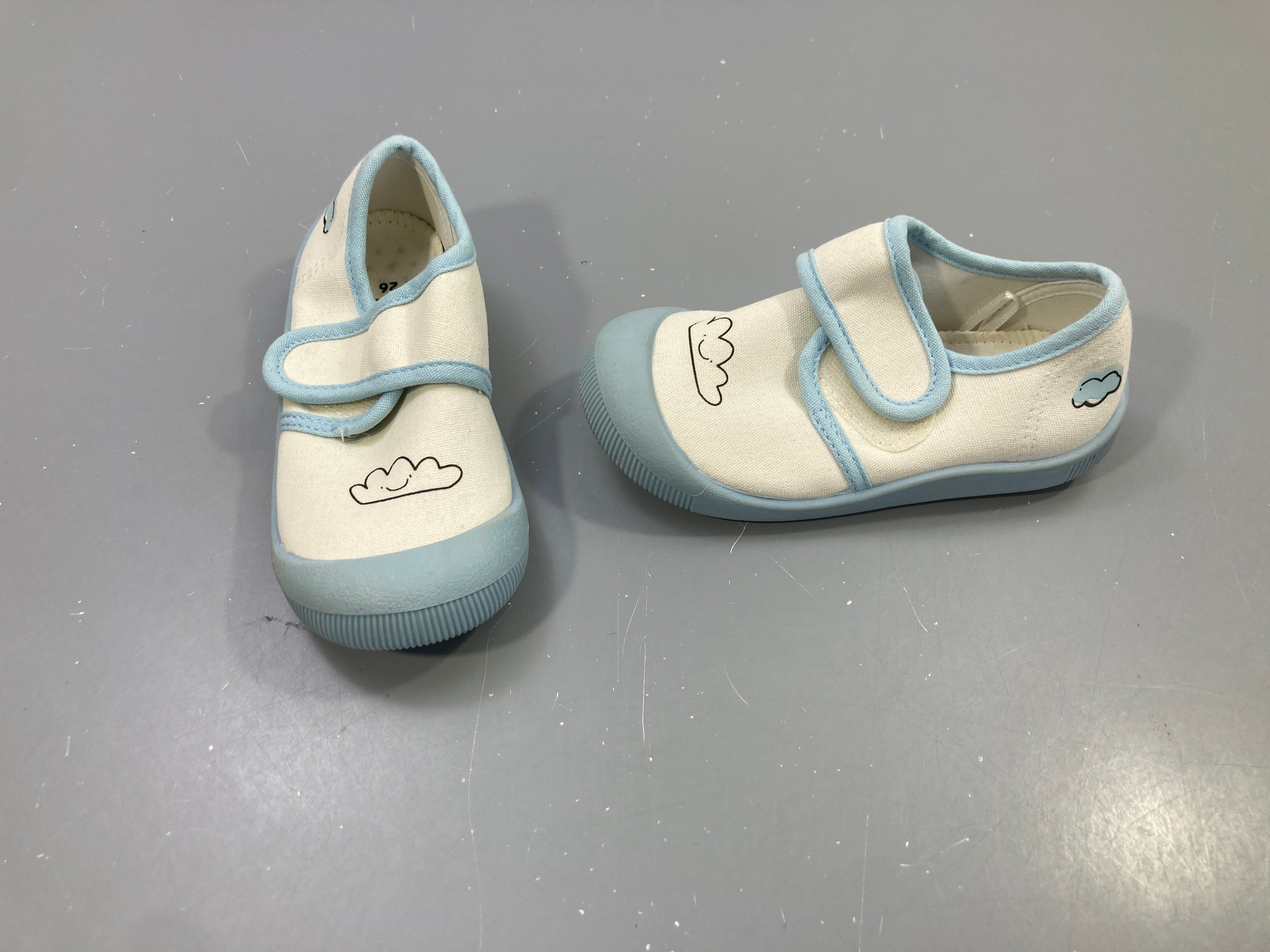 Pantoufles écru toile, bord bleu ciel, nuages, velcro, Aldi