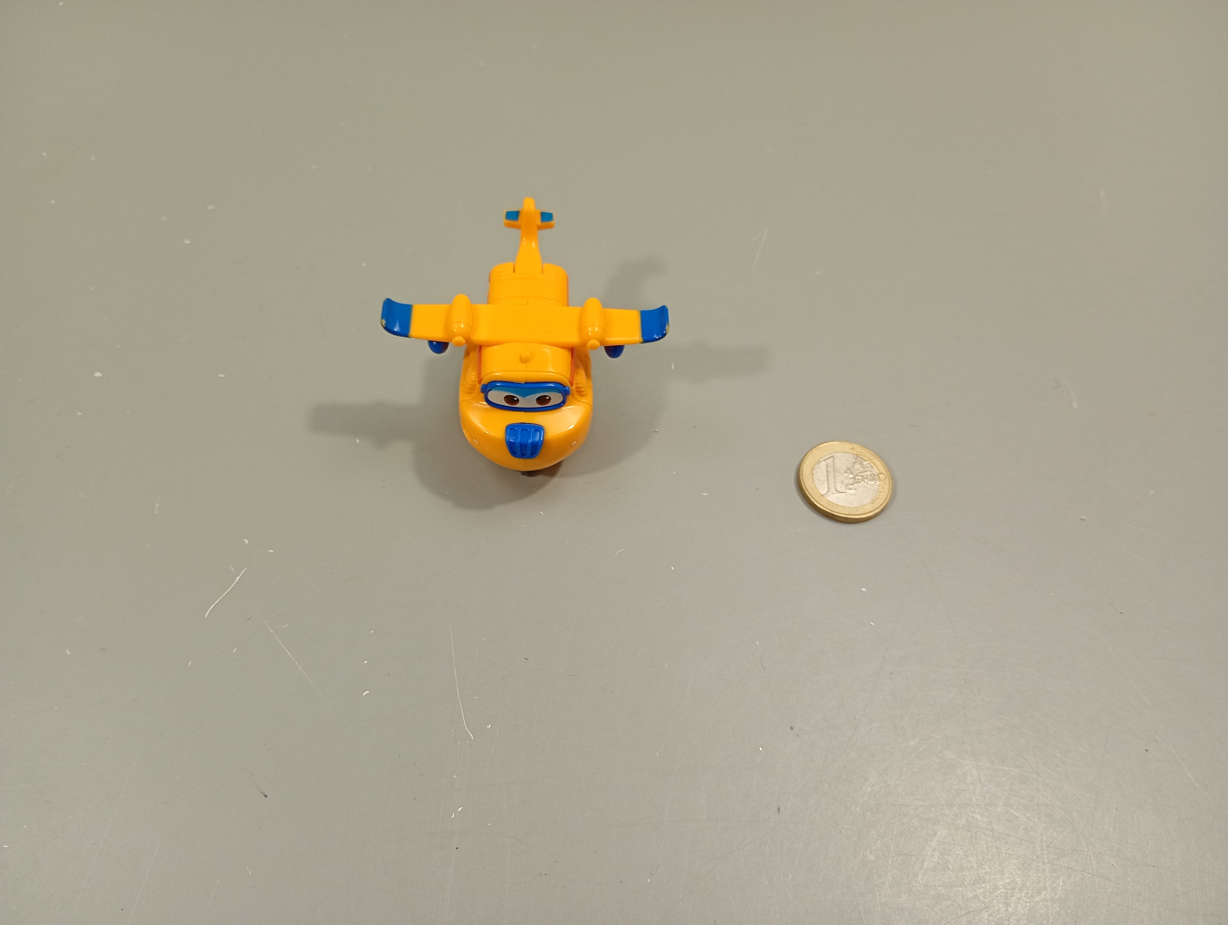 Petite figurine  jaune Super  Wings transformable   d'avion en robot