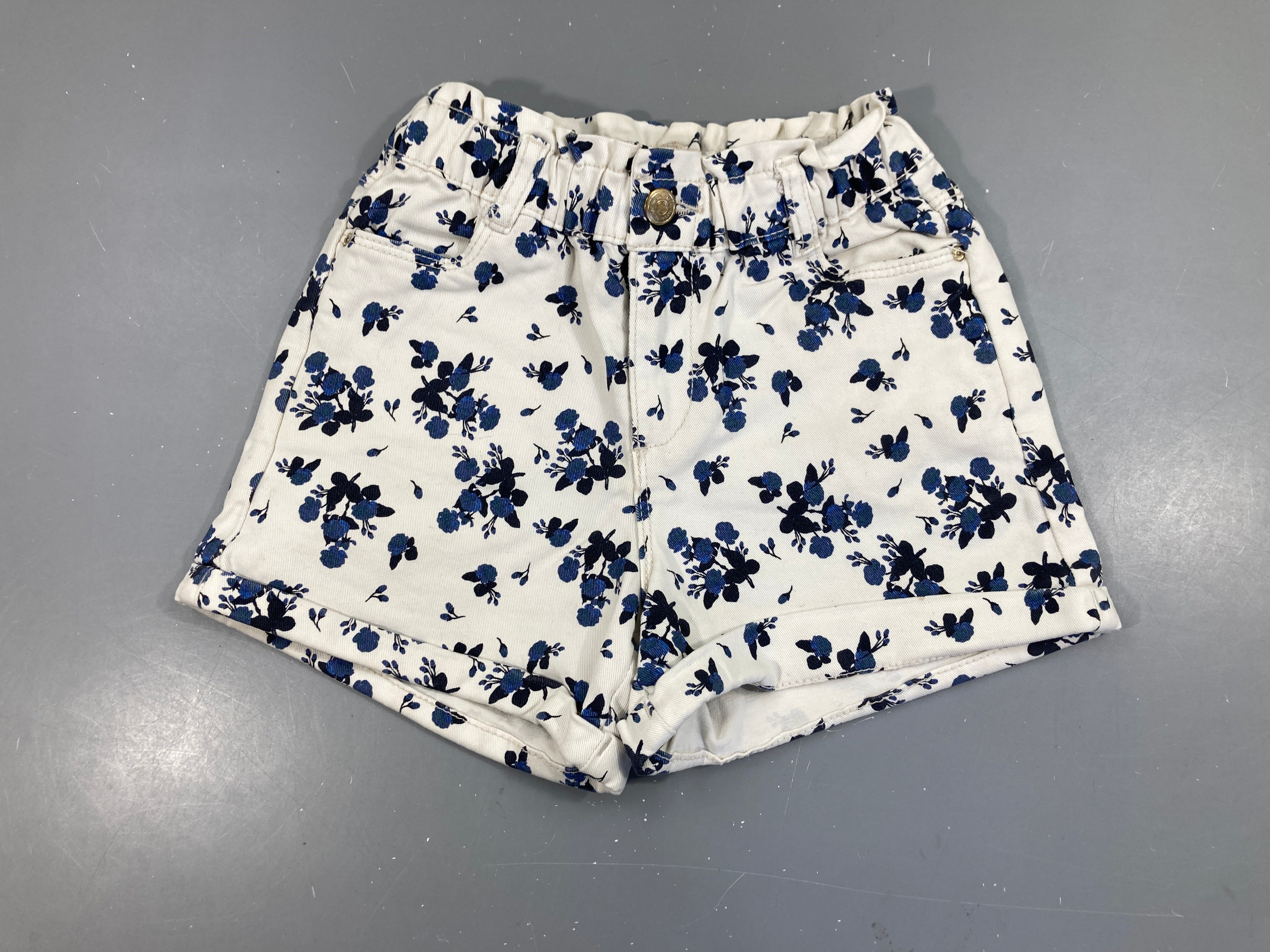 Short denim blanc fleurs bleu à revers