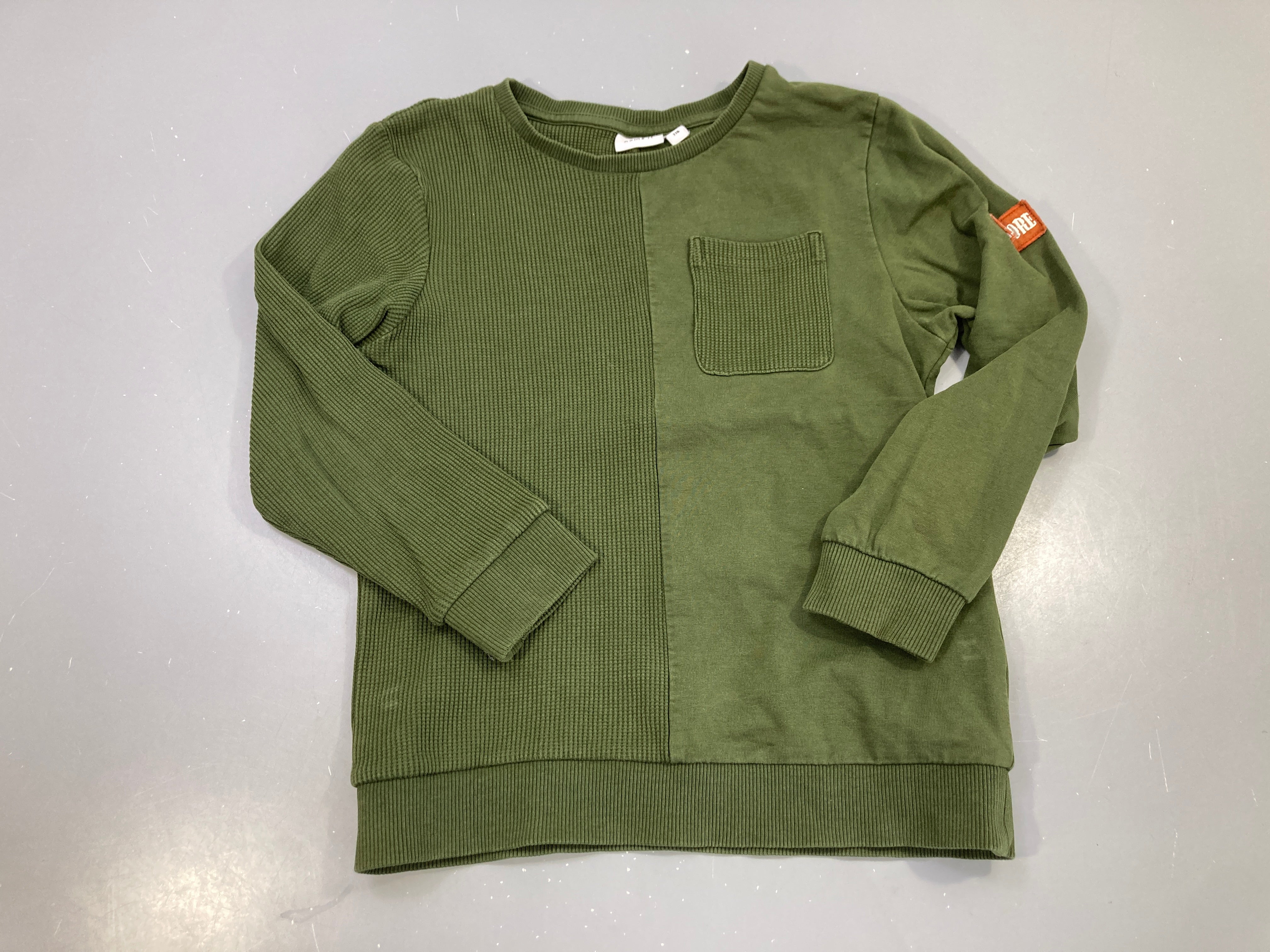 Sweat vert kaki bimatière gaufré, poche poitrine
