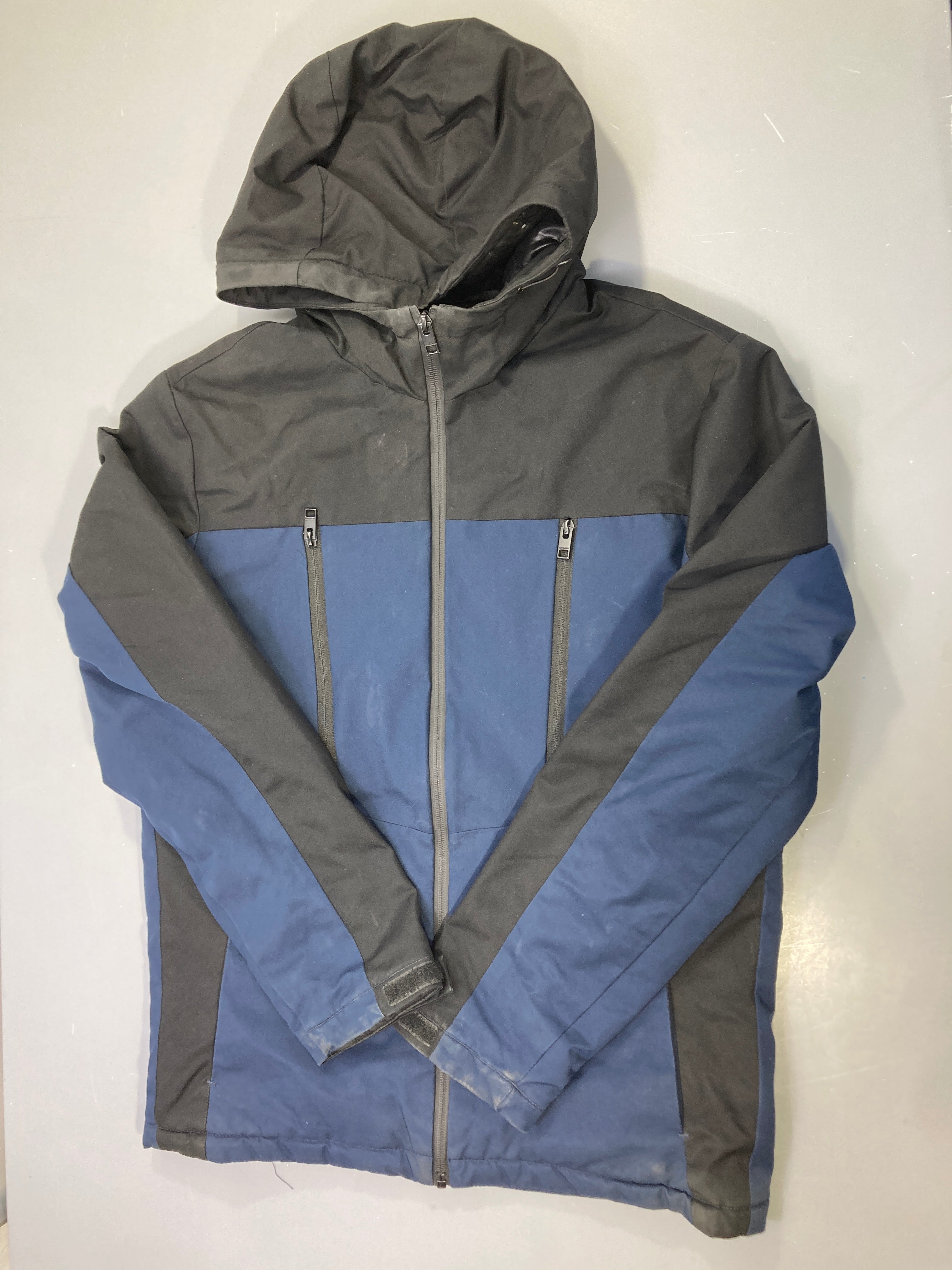 Veste JCOABEL zippée bleu marine et noire, capuche, poches zippées, manches tachées