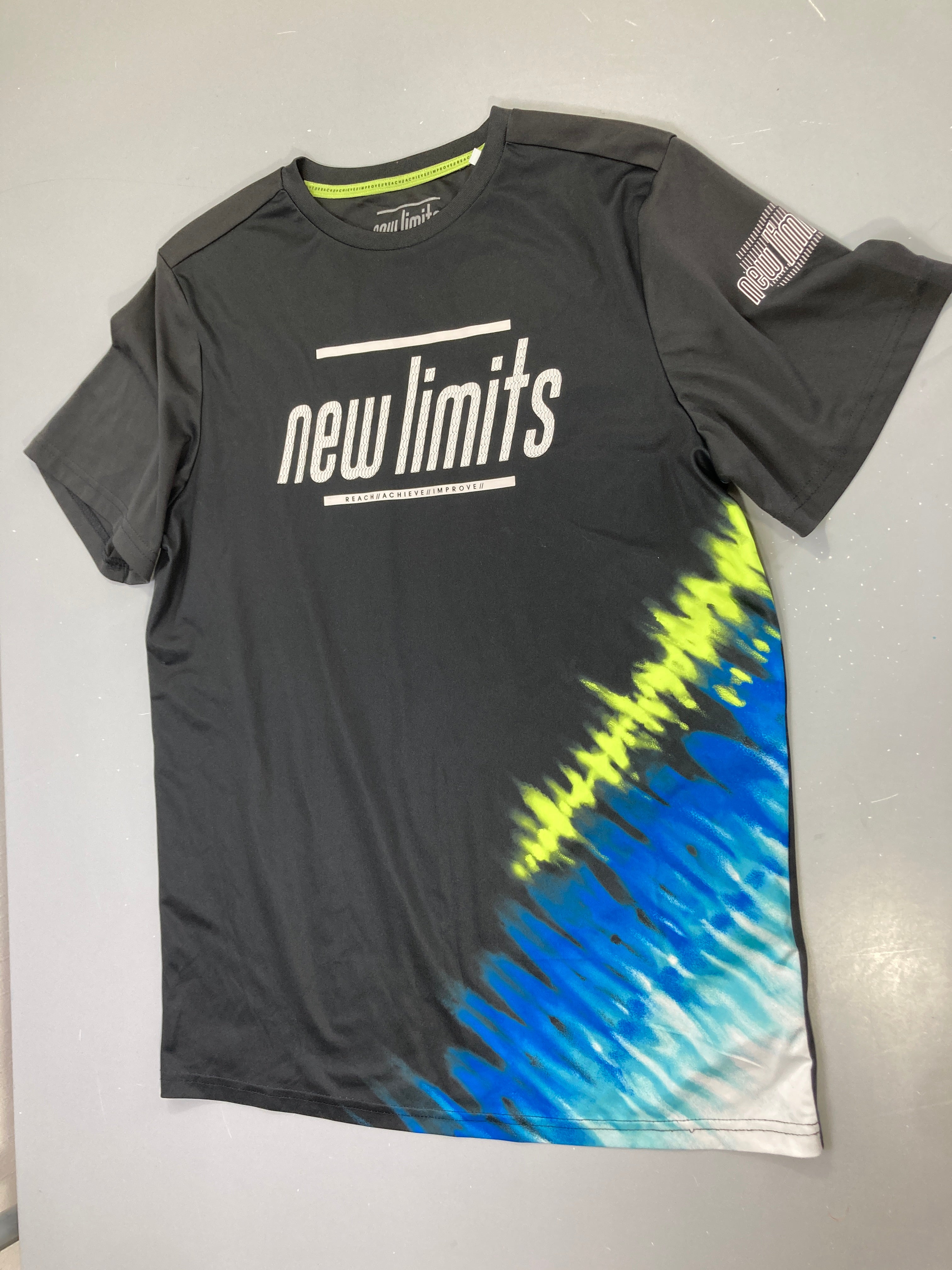 T-shirt m.c noir « new limits », motif bleu et jaune, sport