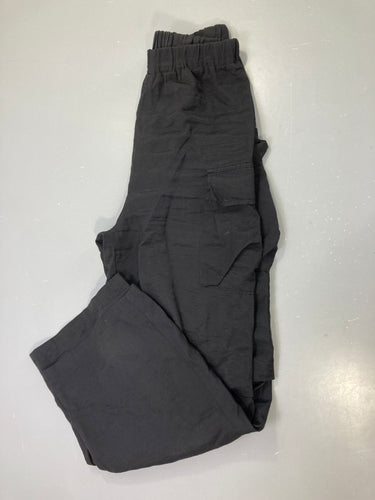 Pantalon cargo noir fluide, taille élastique, poches à rabat, moins cher chez Petit Kiwi