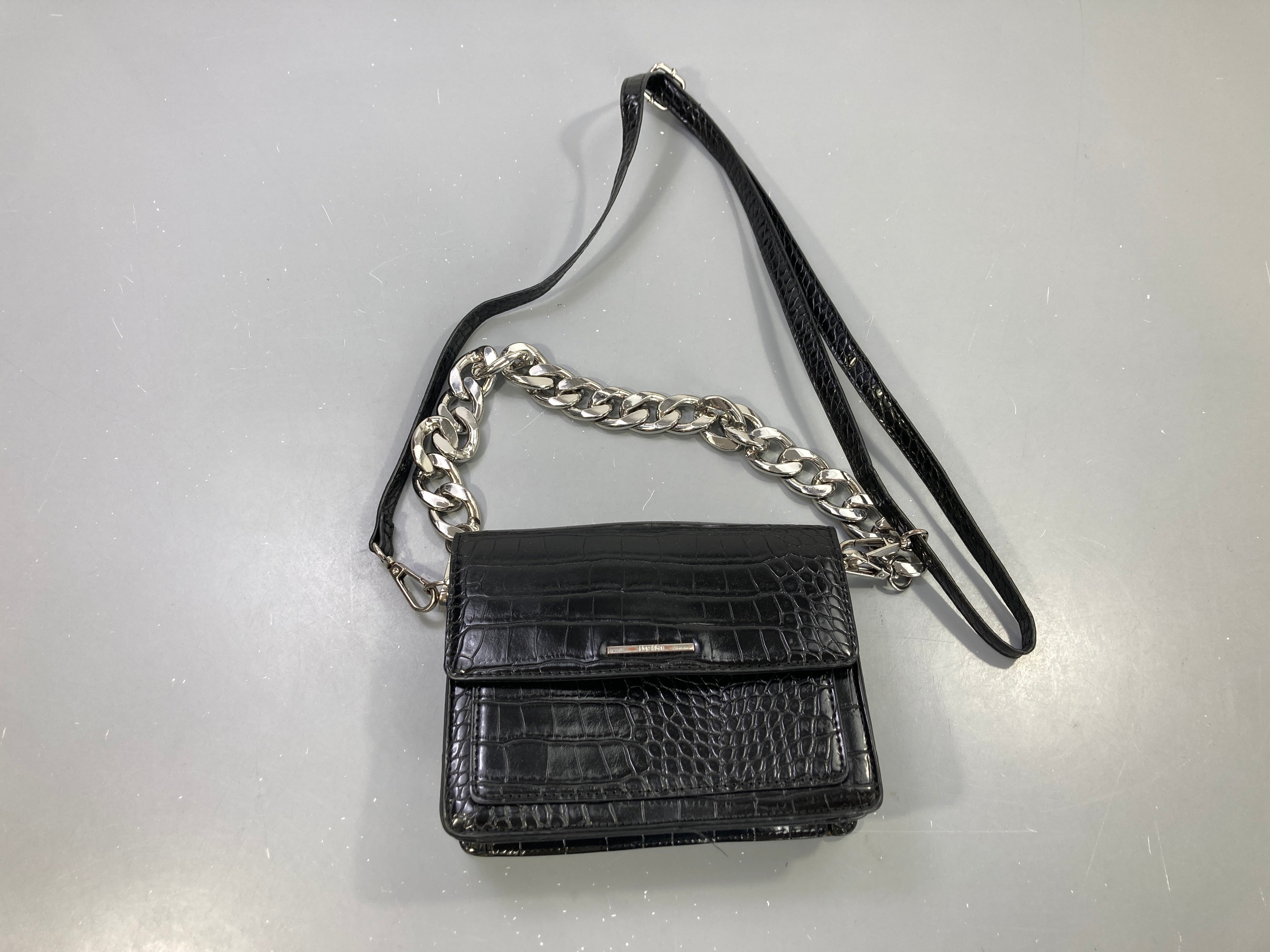 Sac bandoulière noir effet croco, anse chaîne argentée