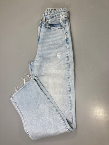 Jean bleu clair délavé déchiré, bas effiloché, Stradivarius, moins cher chez Petit Kiwi