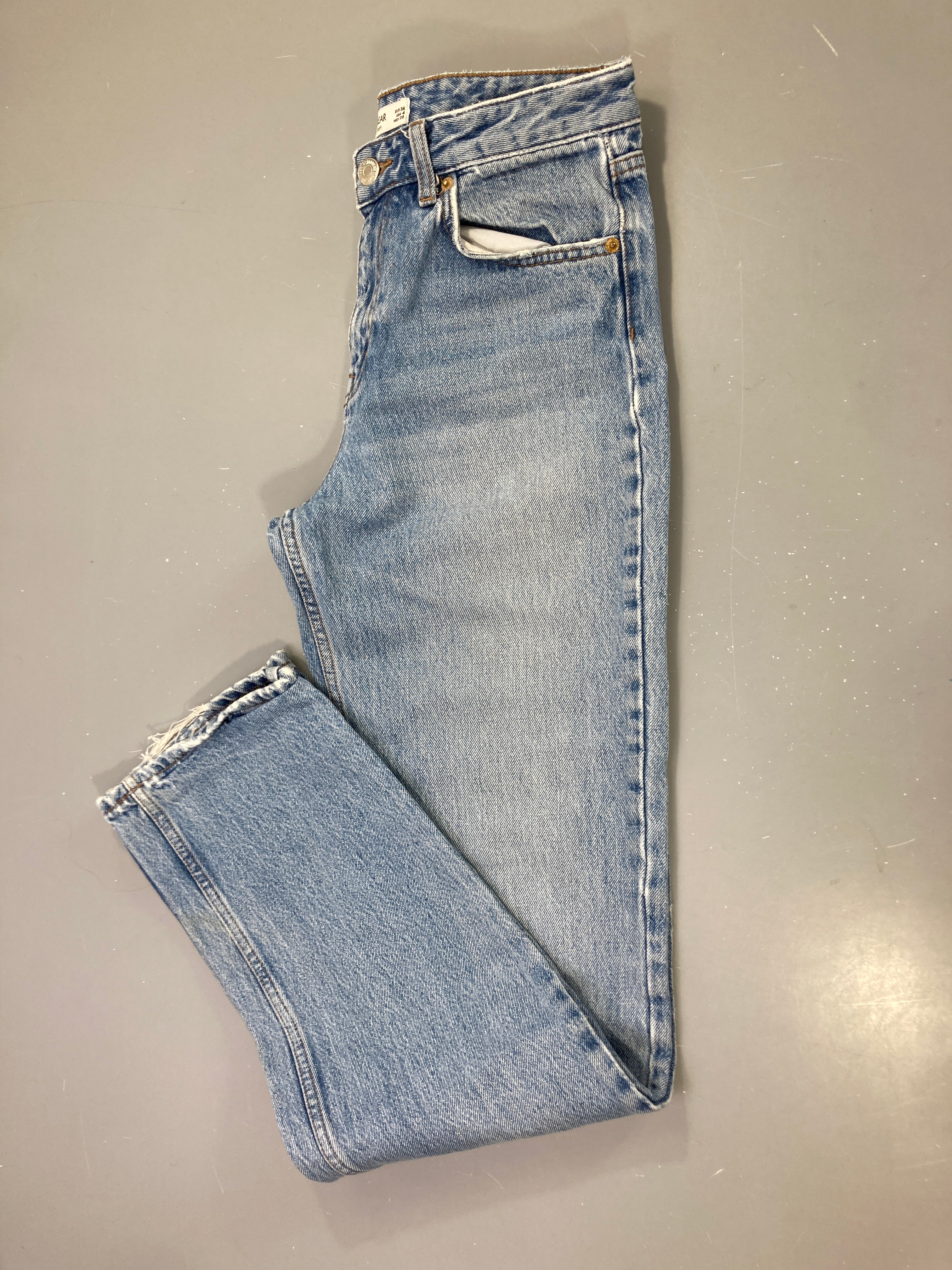 Jean bleu délavé, bas légèrement effiloché, Pull&Bear