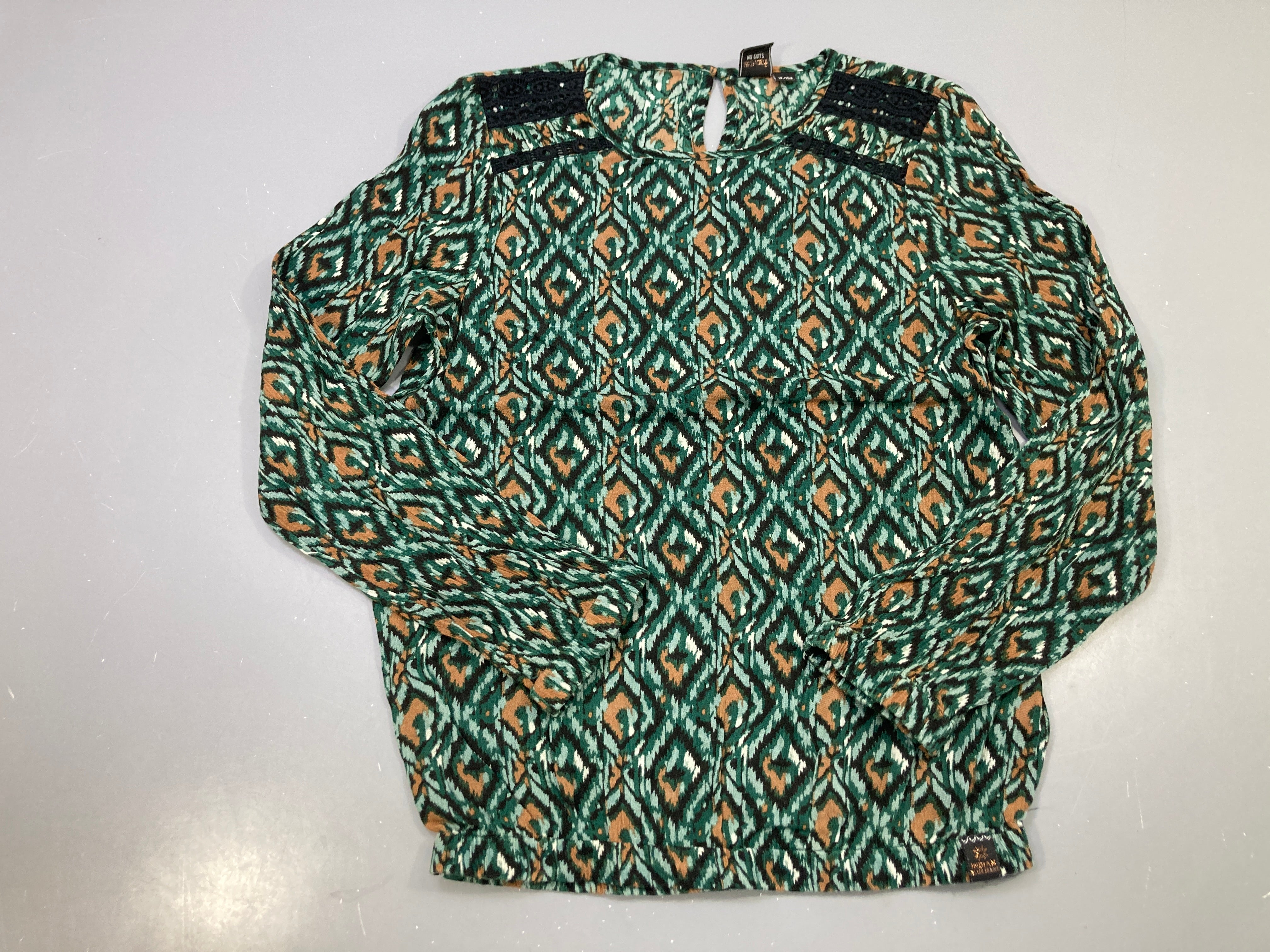 Blouse m.l verte imprimé ikat marron, dentelle noire aux épaules, Indian Blue Jeans