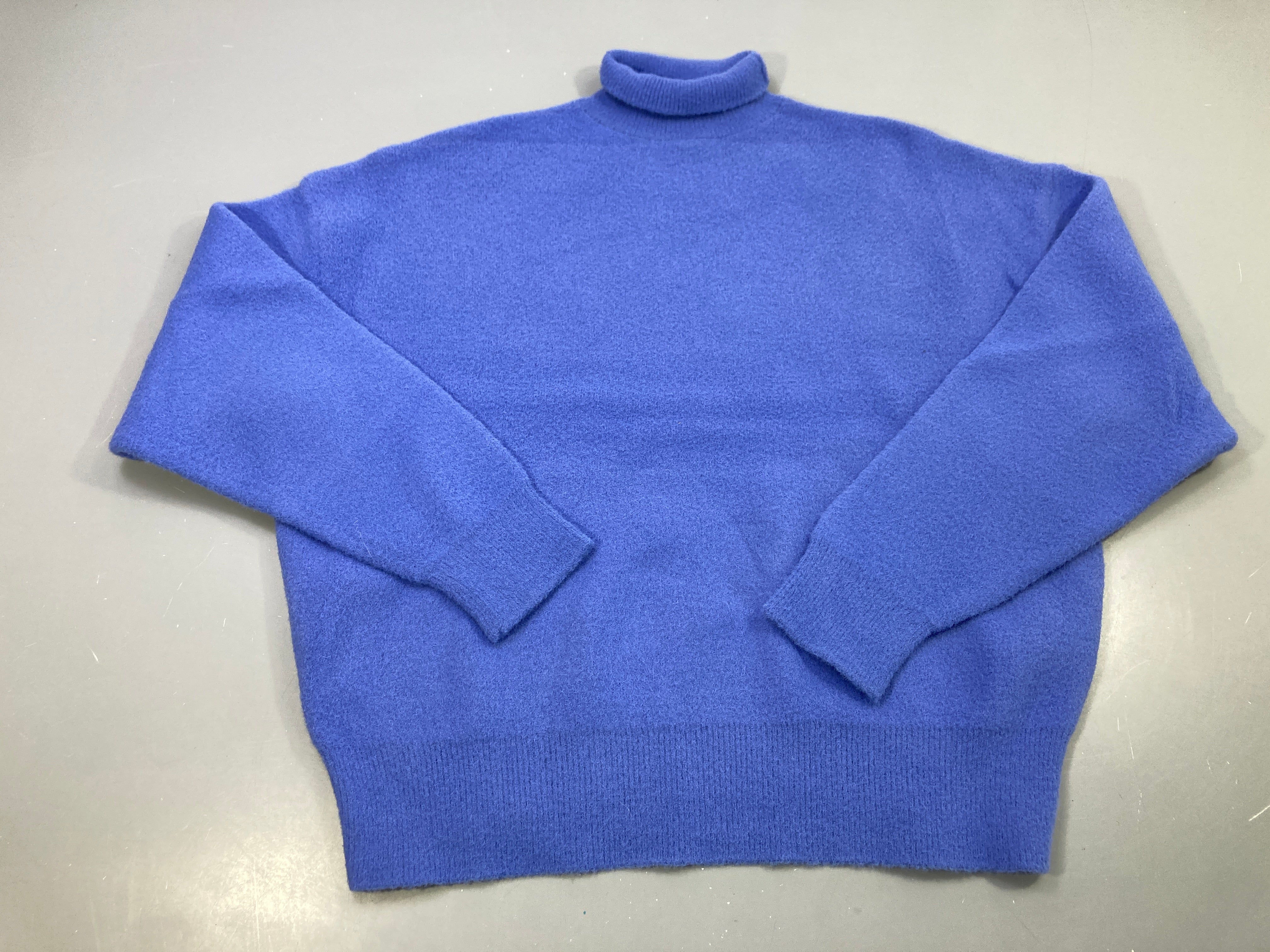 Pull col roulé bleu roi duveteux