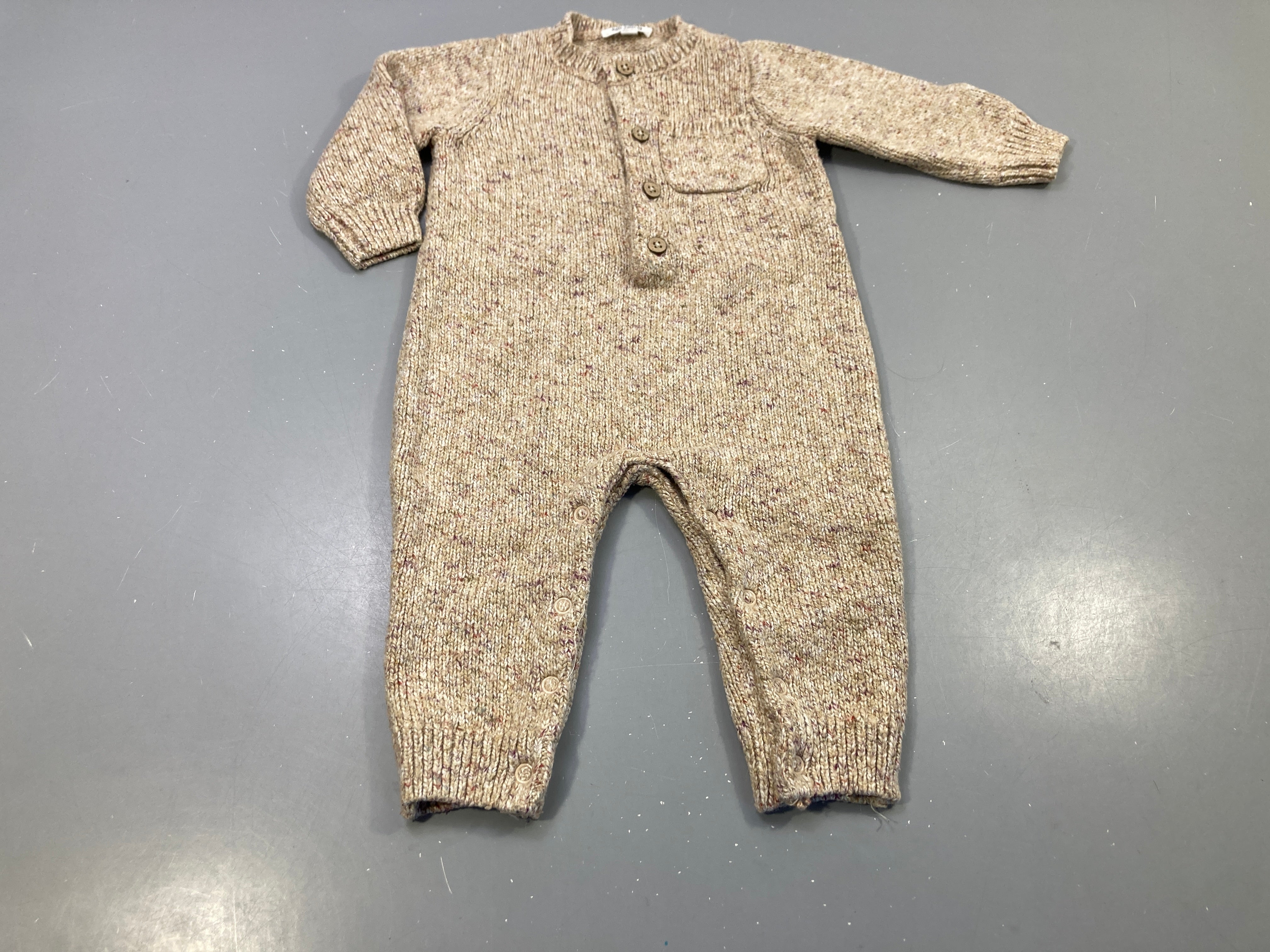 Combinaison en tricot beige chiné, très légèrement bouloché