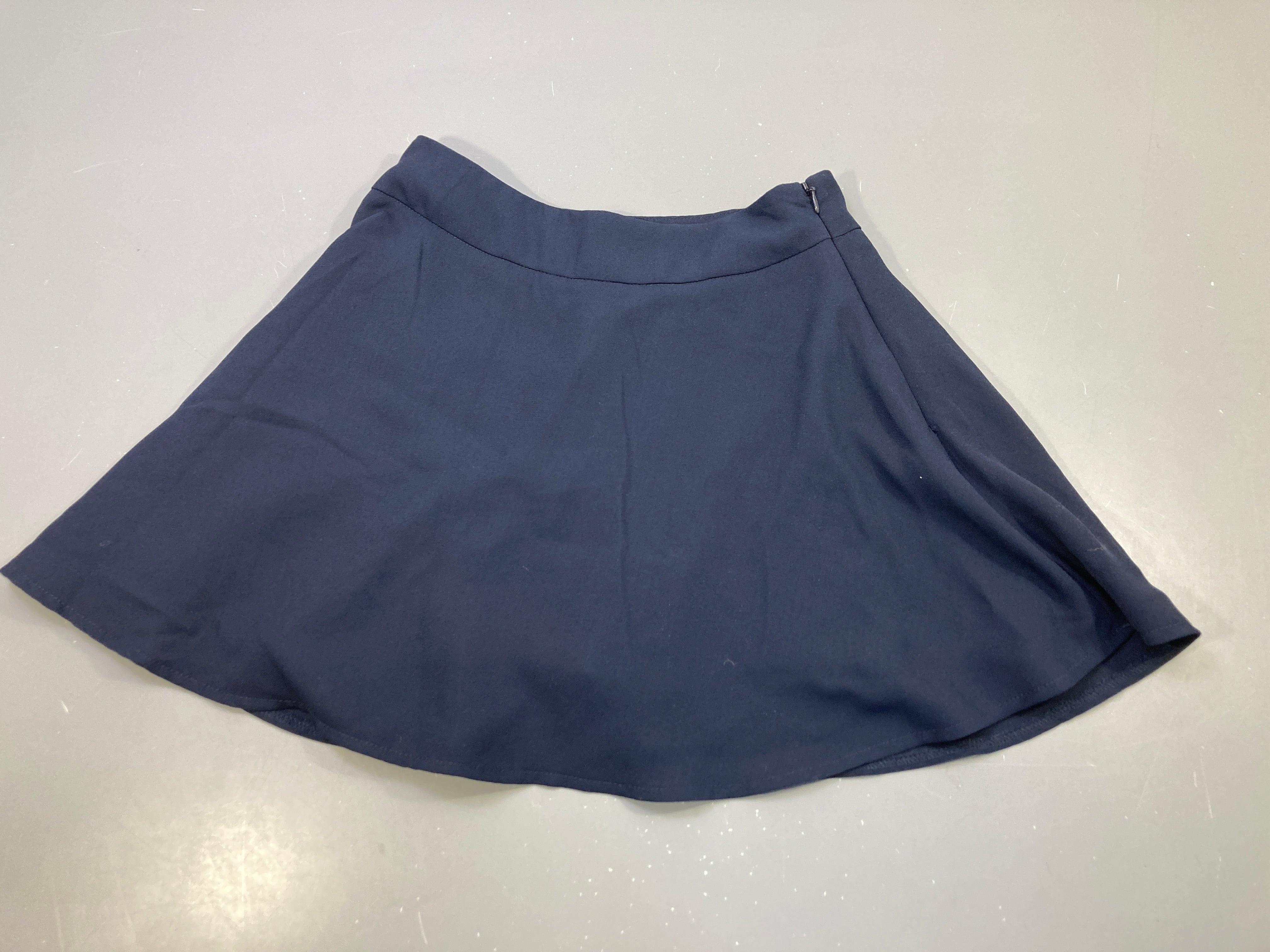 Jupe bleu marine avec doulure, léger accro à la couture arrière