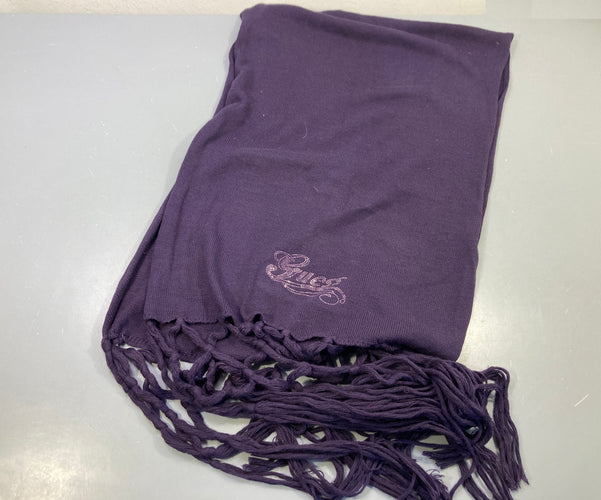 Echarpe violette , inscription Guess en sequins, moins cher chez Petit Kiwi