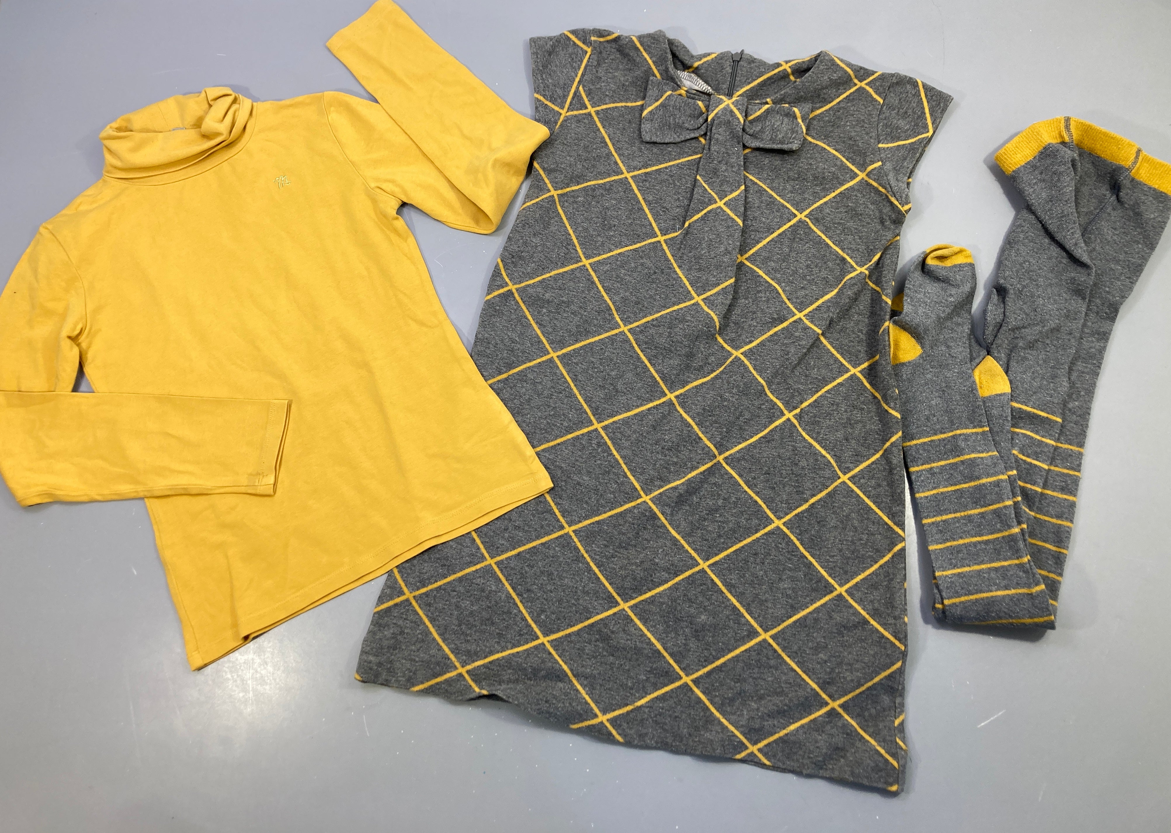Ensemble Robe m.c grise à carreaux jaune + T-shirt m.l col roulé jaune+ collants gris et jaune