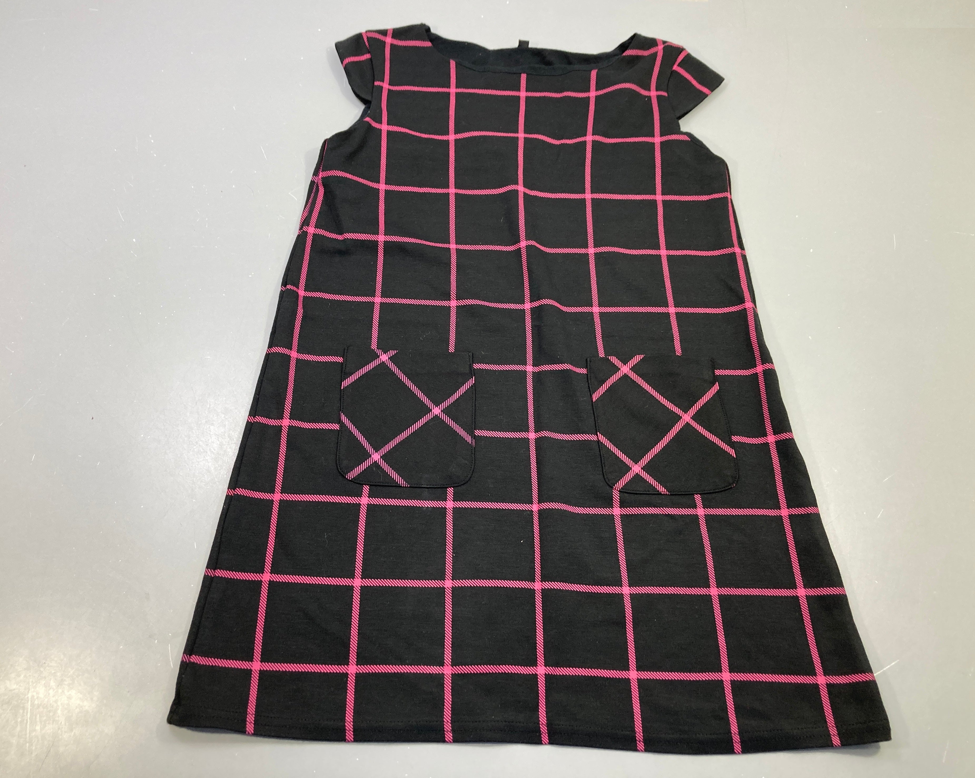 Robe m.c noire à carreaux rose