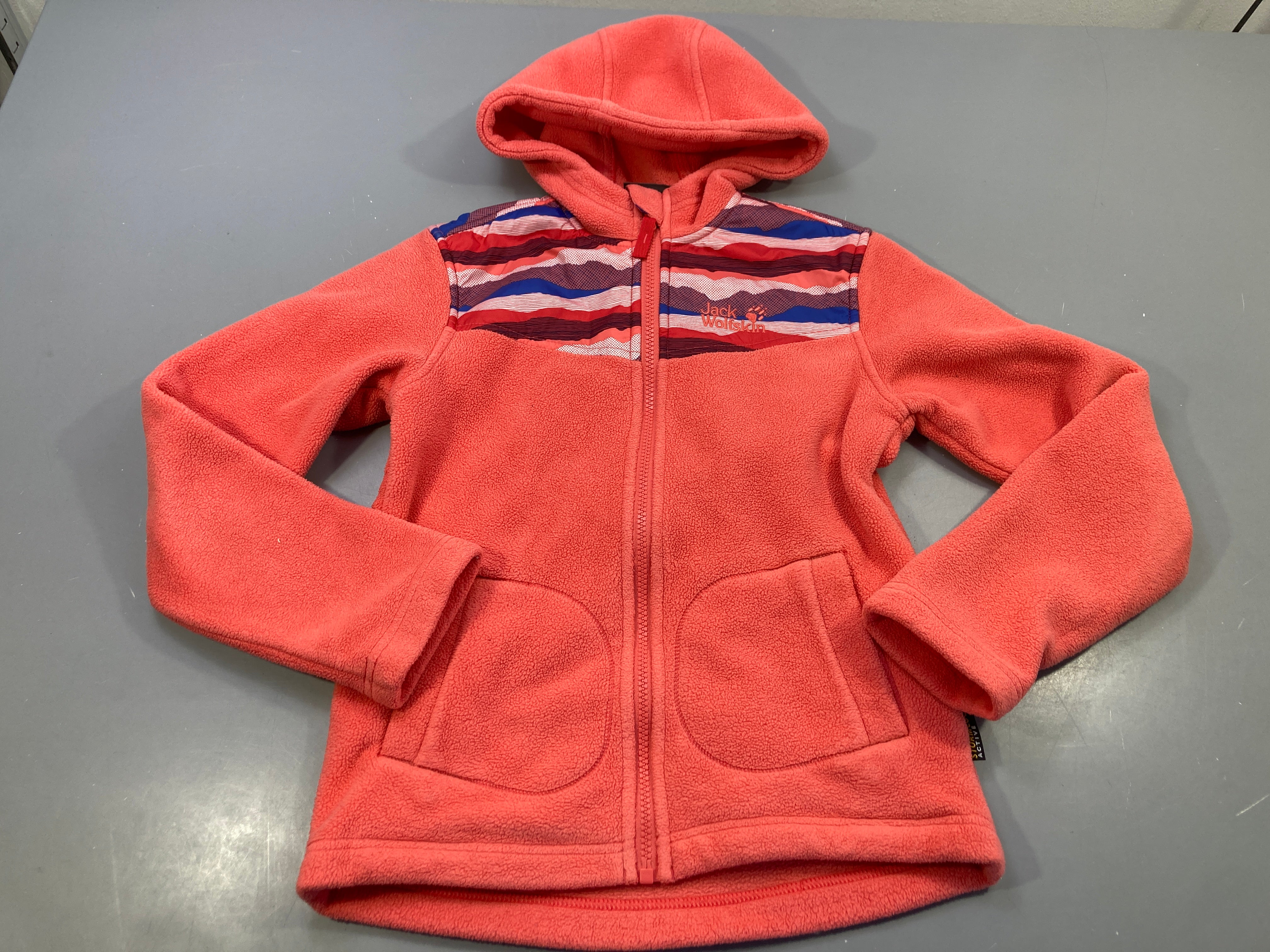 Polar zippé à capuche  corail  motifs ondulés sur le dessus noir, bleu, rouge,... Jack Wolfskin