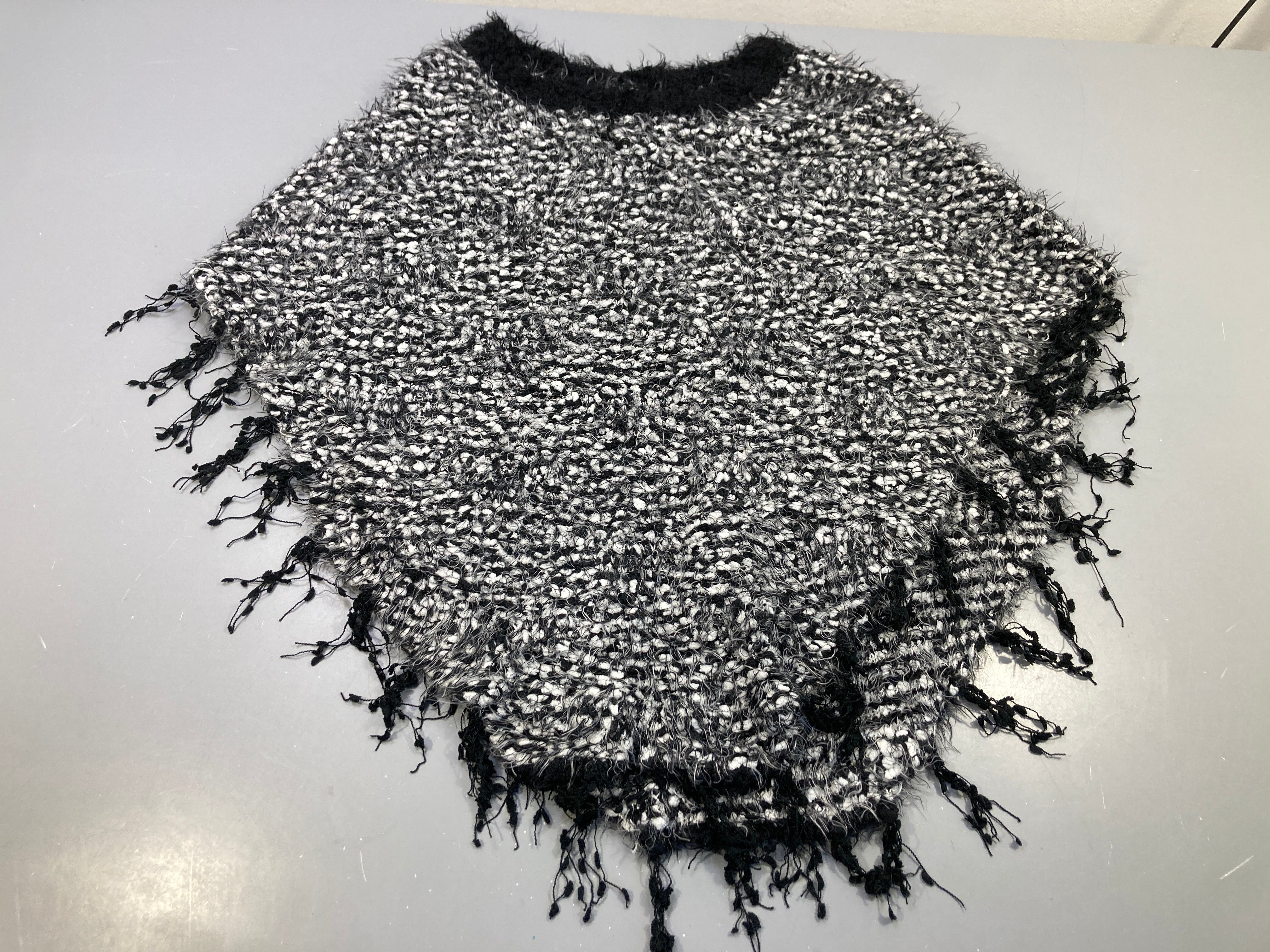 Poncho  tricot noir et blanc chiné, effet moucheté texturé. Mini Molly