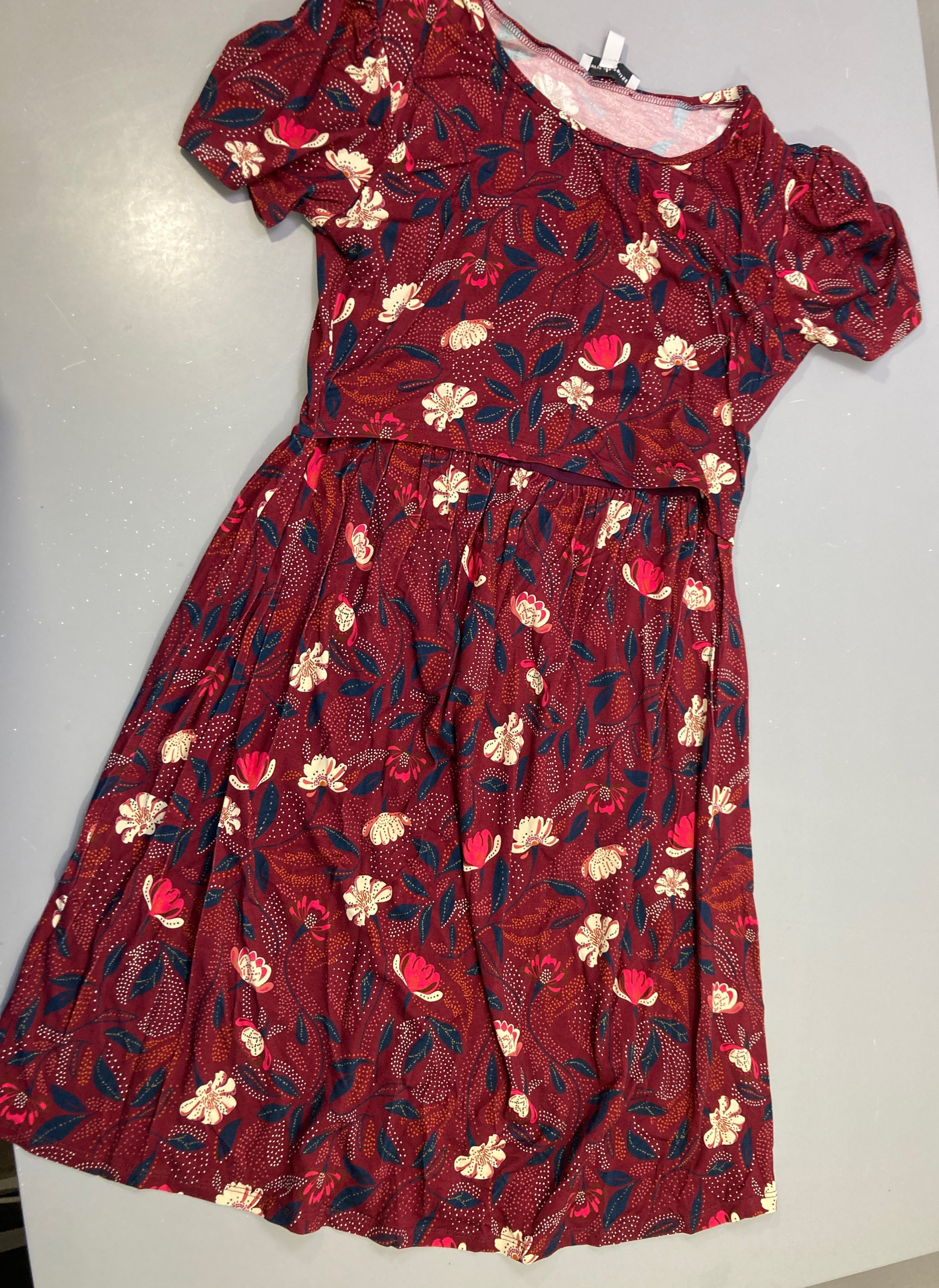 Robe m.c bordeau à fleurs de grossesse et d'allaitemet