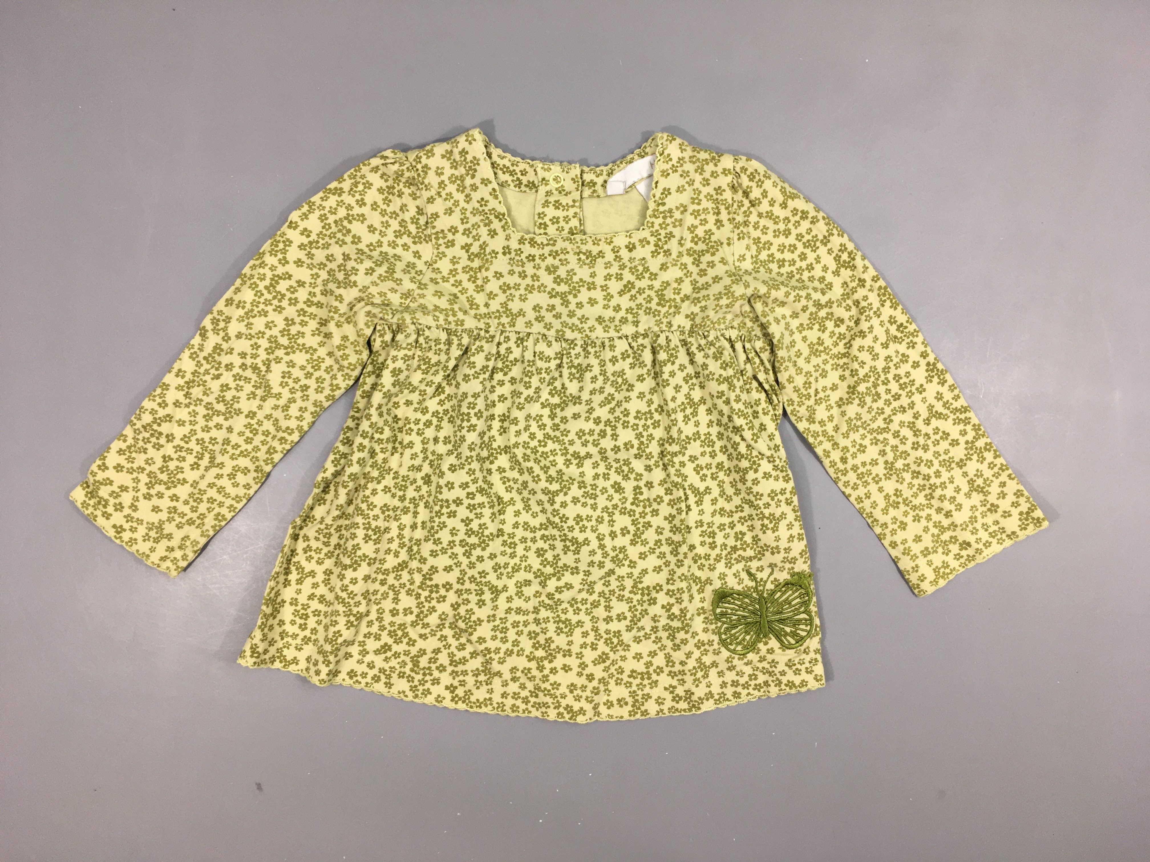 Robe m.l   jaune pâle, fleurs vertes. Broderie papillon. 100% coton