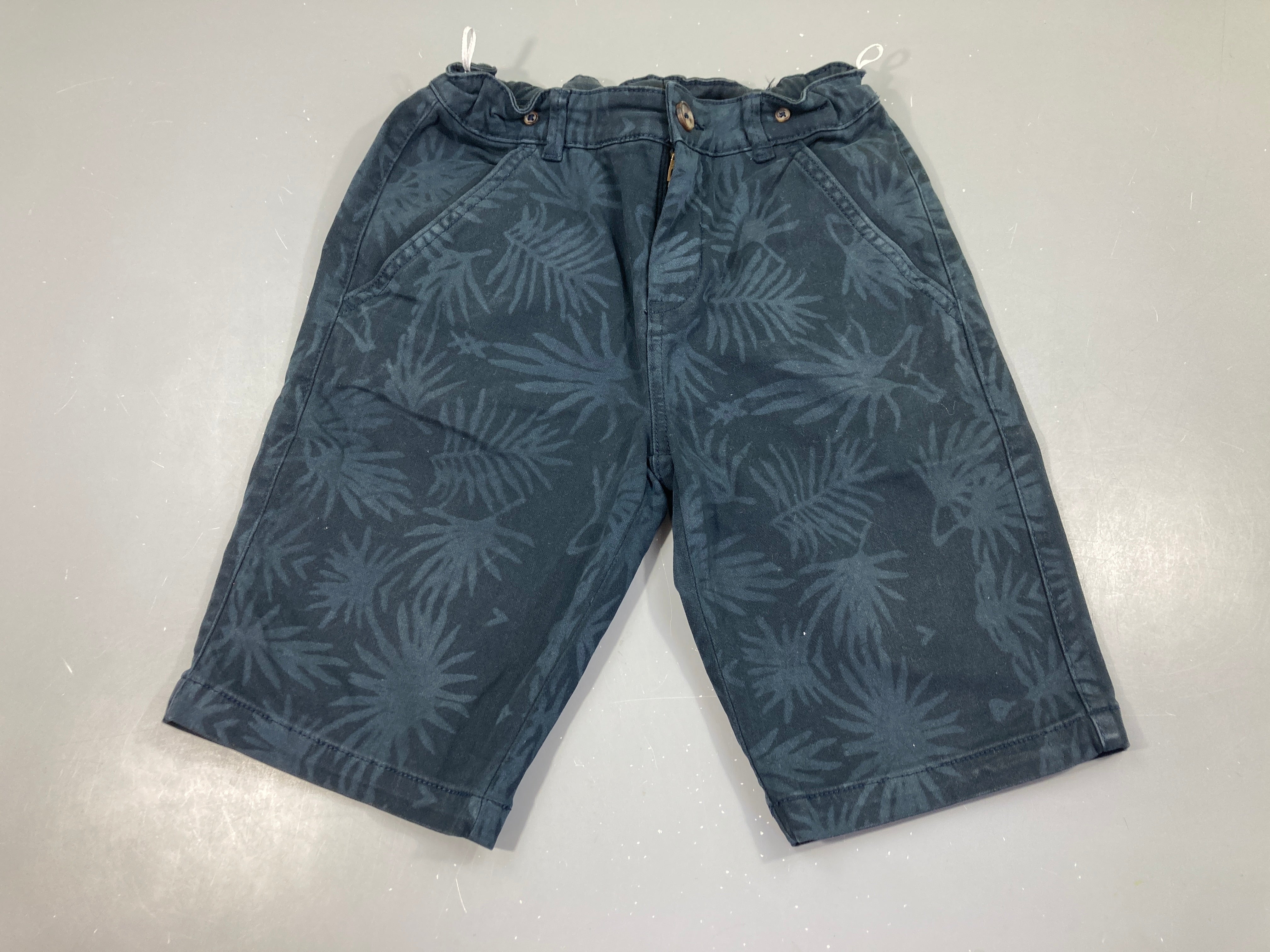 Bermuda chino bleu foncé feuillge