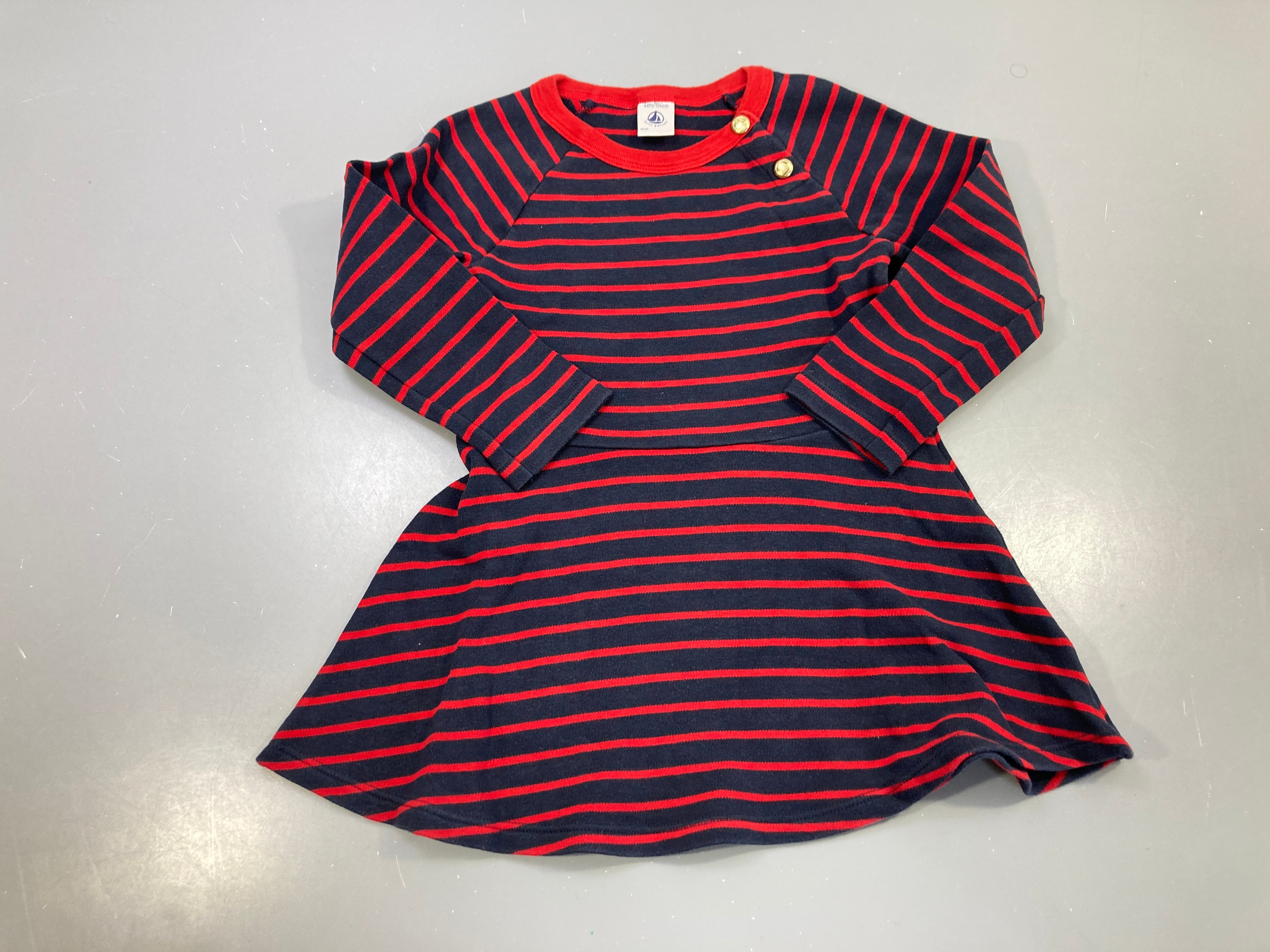 Robe m.l bleu molleton marine rayée rouge, boutons dorés épaule