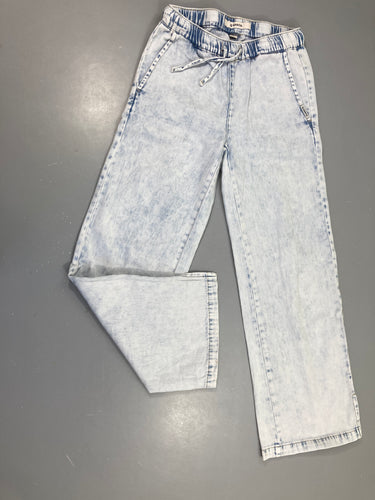 Pantalon denim clair large, taché dans le bas, moins cher chez Petit Kiwi