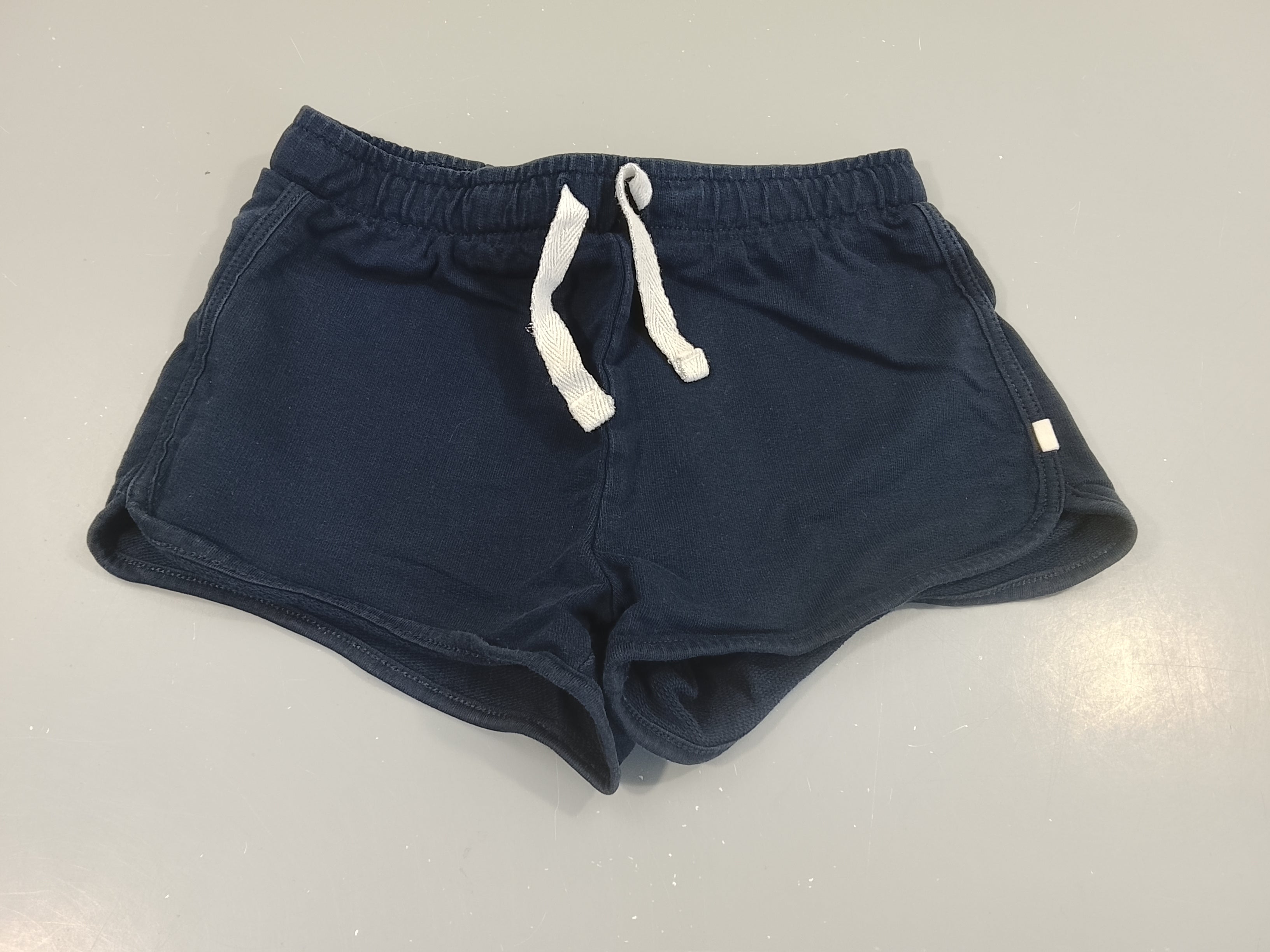 Short molleton bleu marine,cordon blanc et argenté